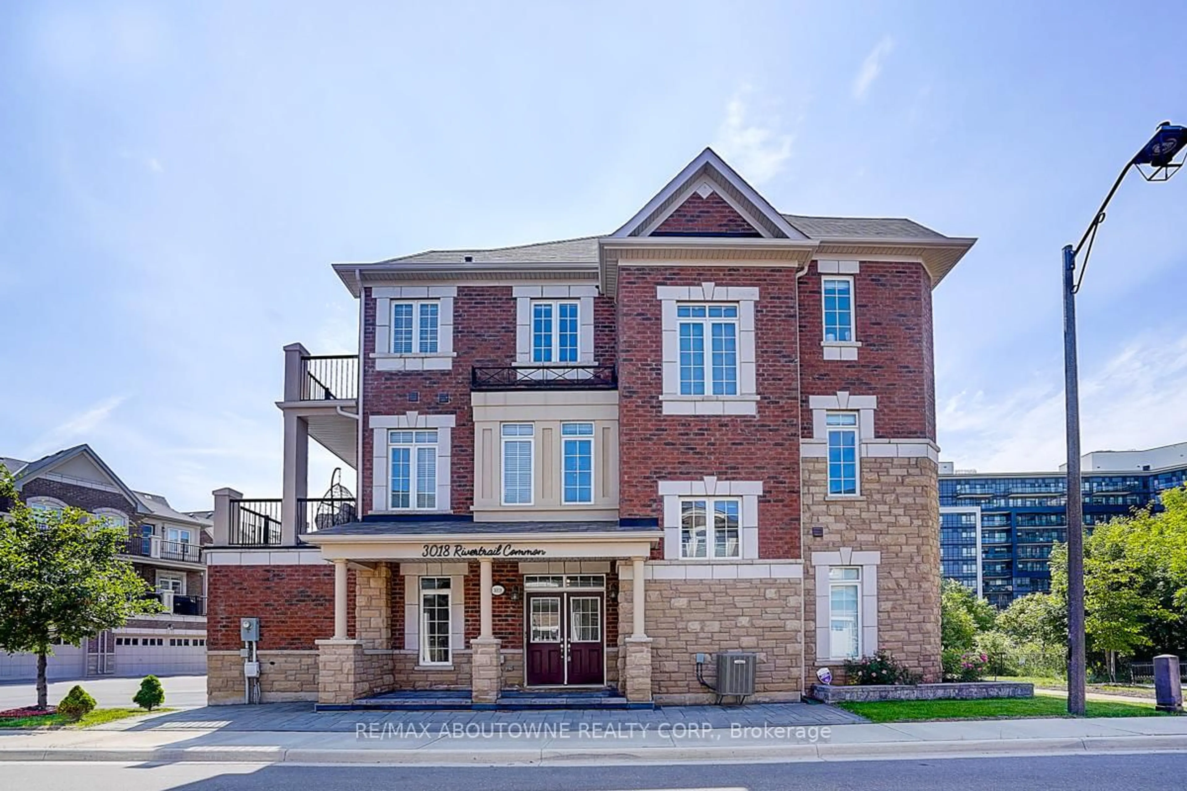 Home with brick exterior material, building for 3018 Rivertrail Common Ave, Oakville Ontario L6M 0Z1