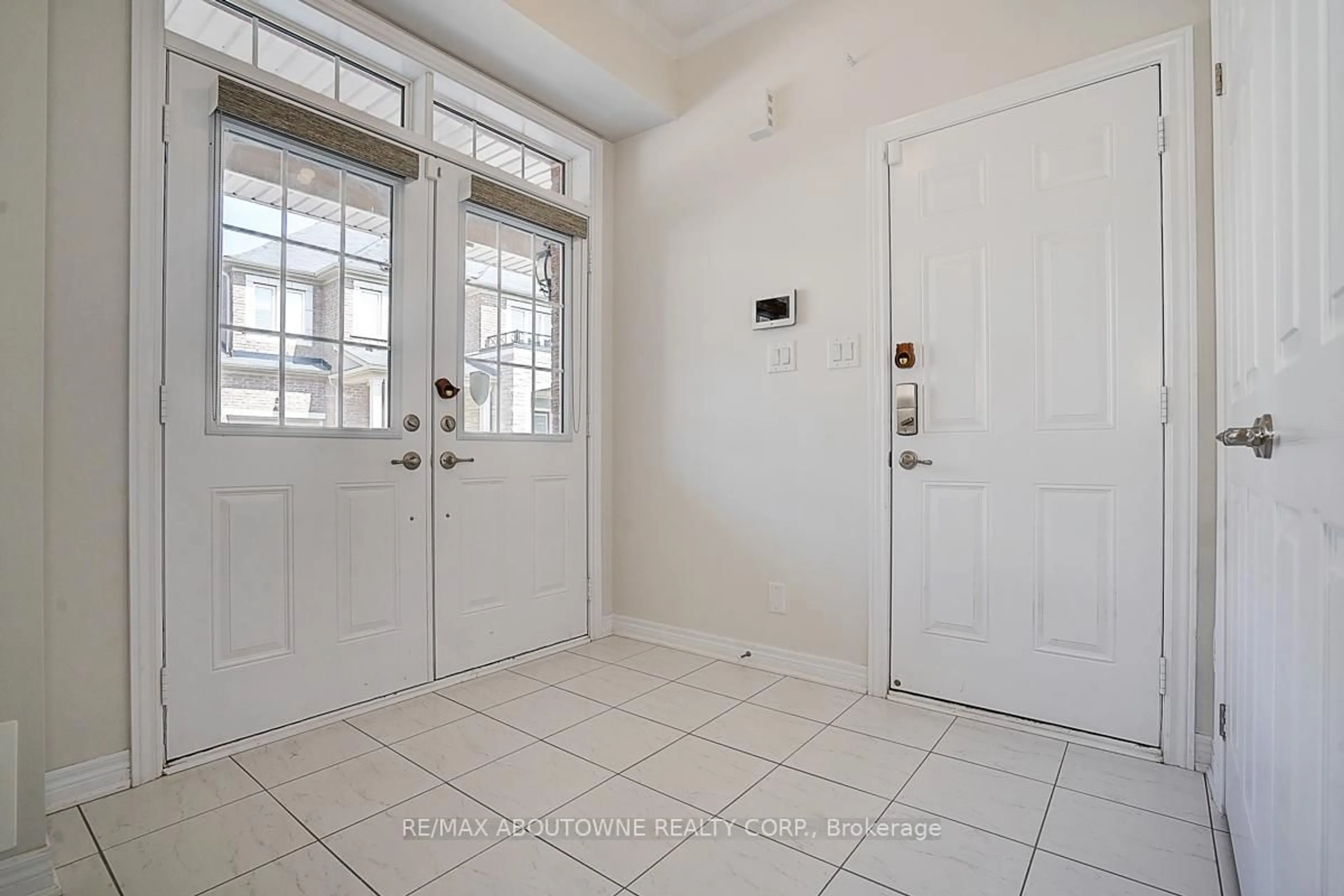 Indoor entryway for 3018 Rivertrail Common Ave, Oakville Ontario L6M 0Z1