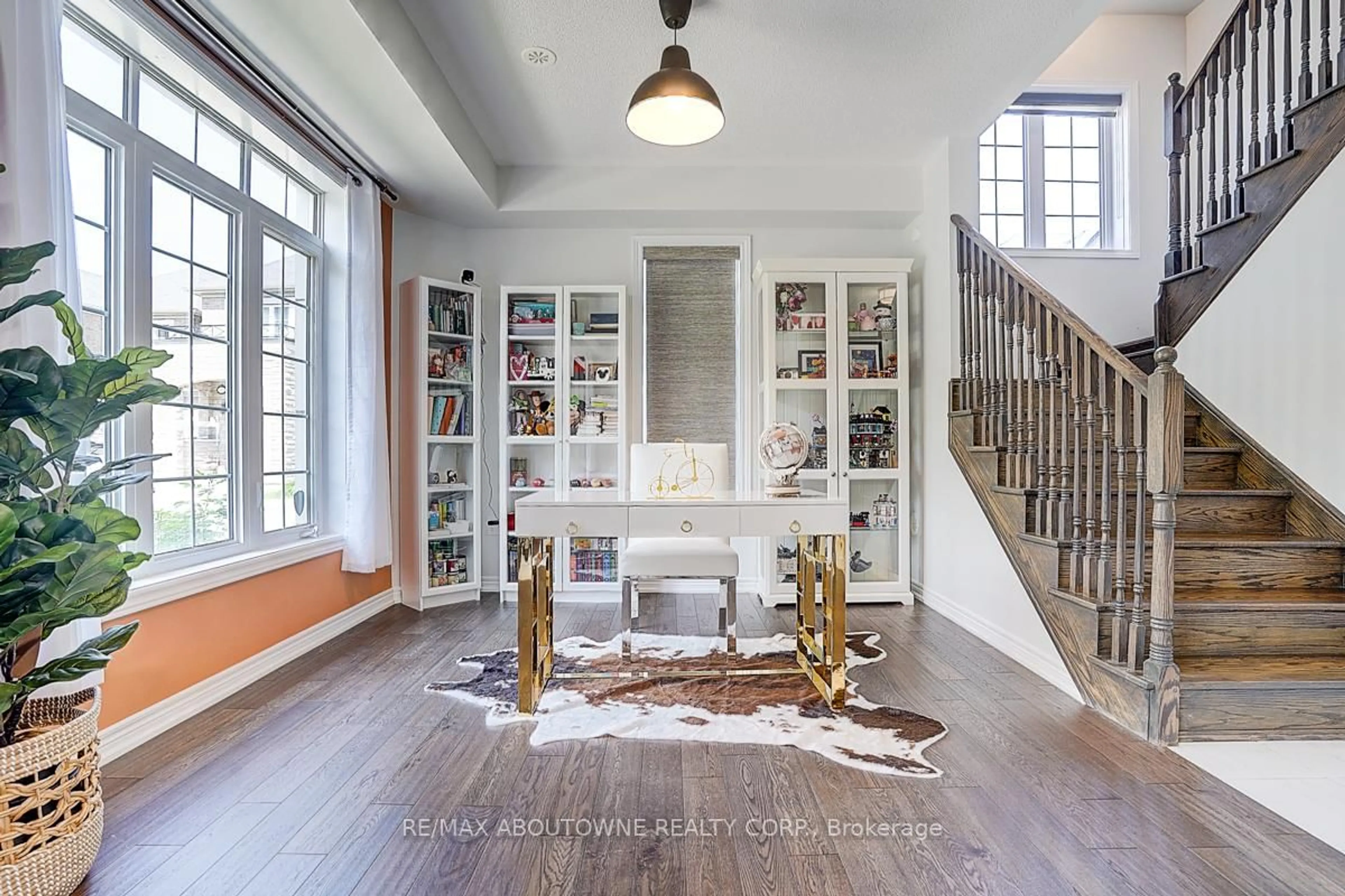Indoor entryway for 3018 Rivertrail Common Ave, Oakville Ontario L6M 0Z1
