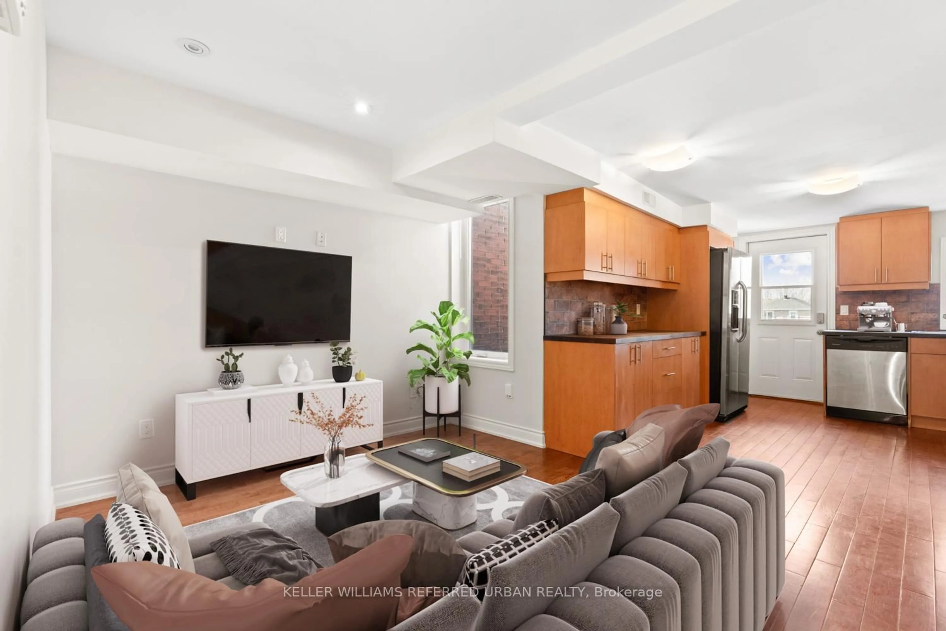 Living room with furniture, unknown for 32 Castleton Ave, Toronto Ontario M6N 3Z5