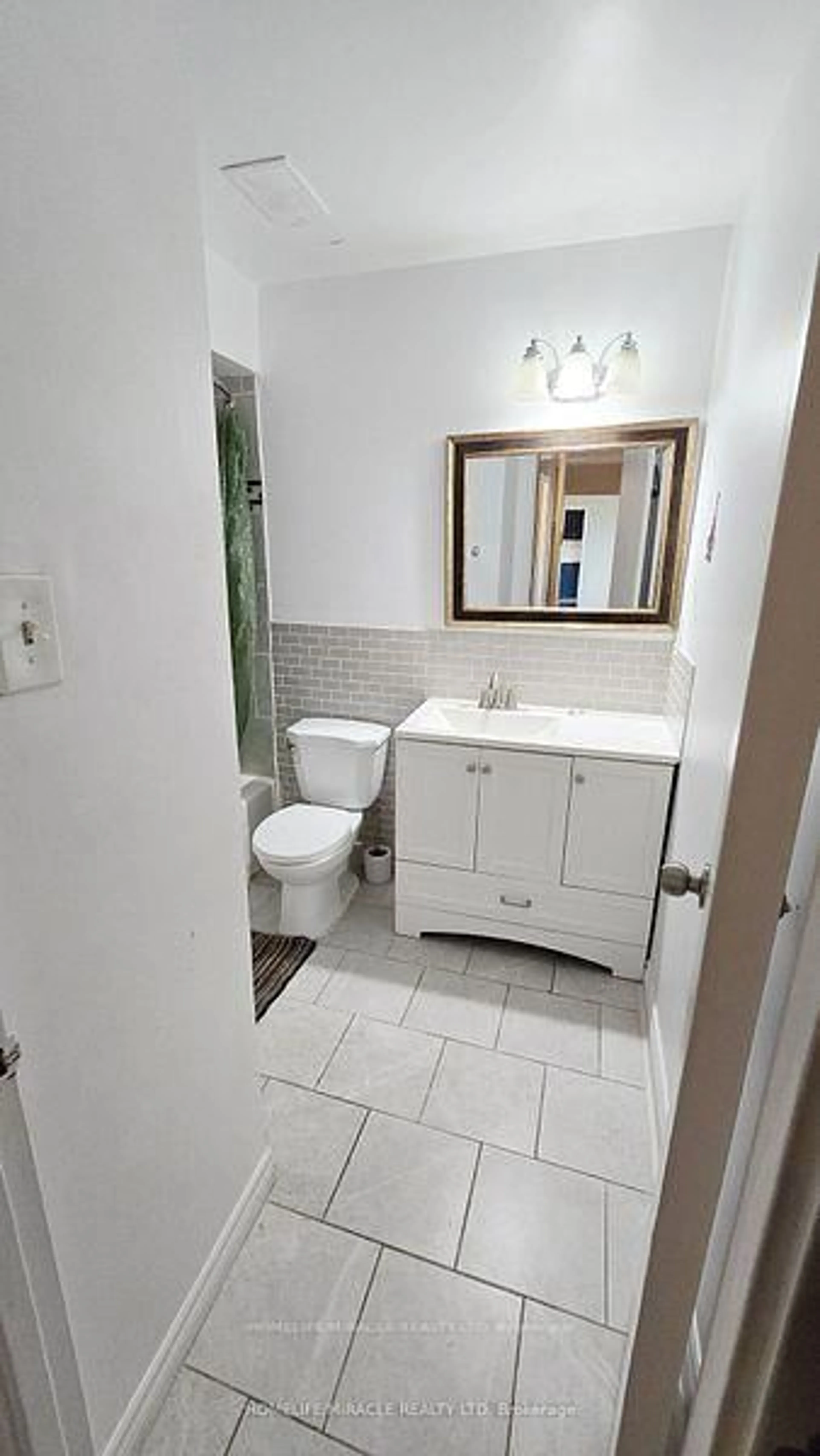 Standard bathroom, ceramic/tile floor for 3555 Derry Rd #806, Mississauga Ontario L4T 1B2