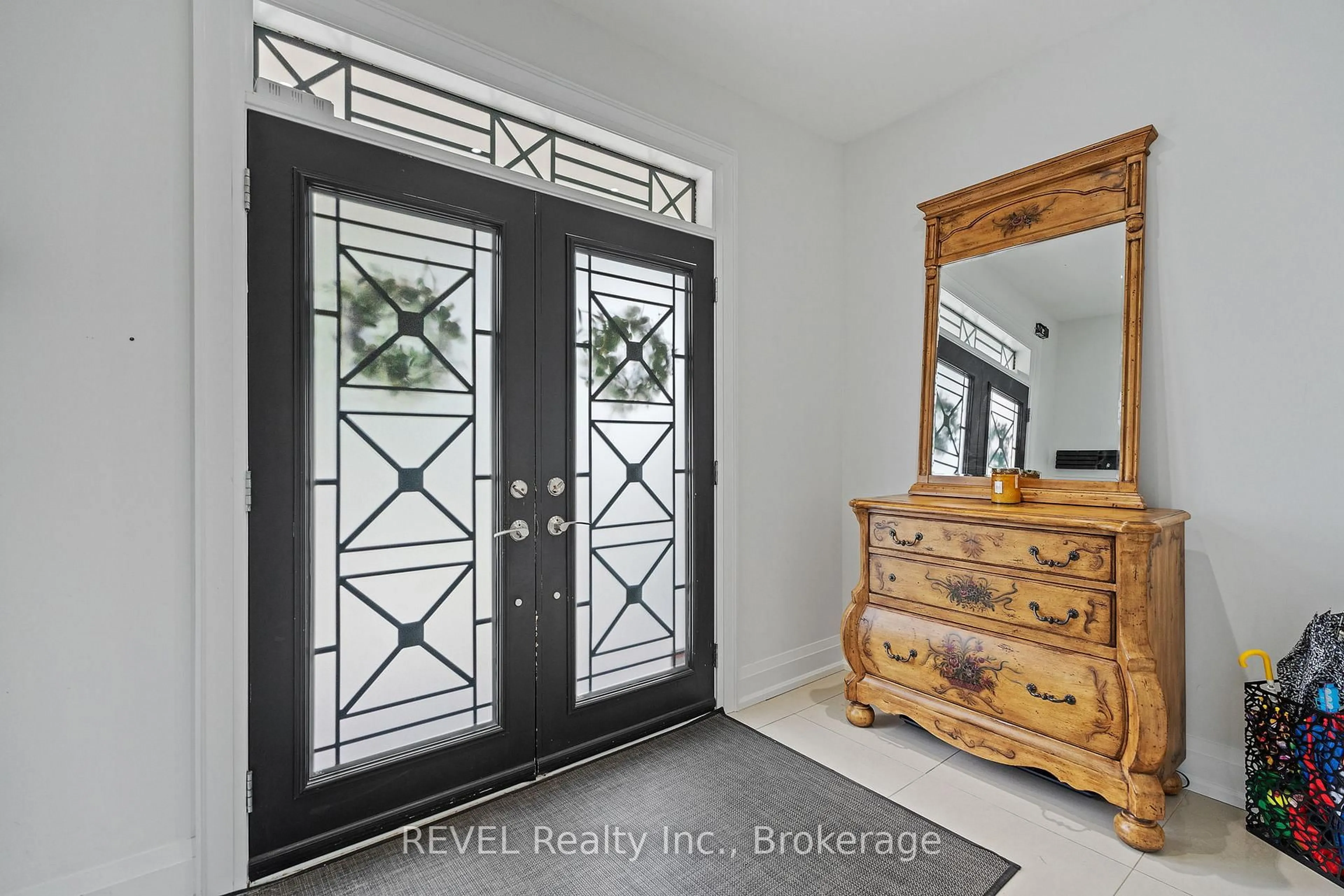 Indoor entryway for 401 Schreyer Cres, Milton Ontario L9T 7T2