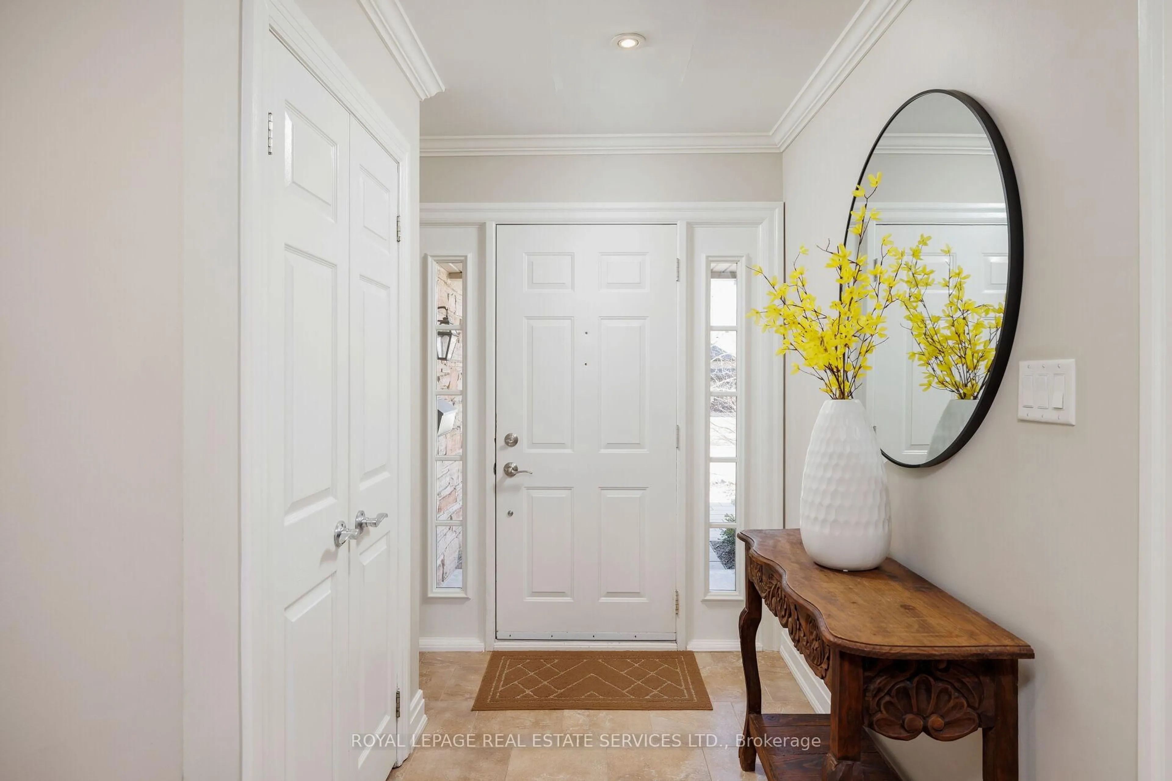 Indoor entryway for 2358 Canso Rd, Oakville Ontario L6J 5W6