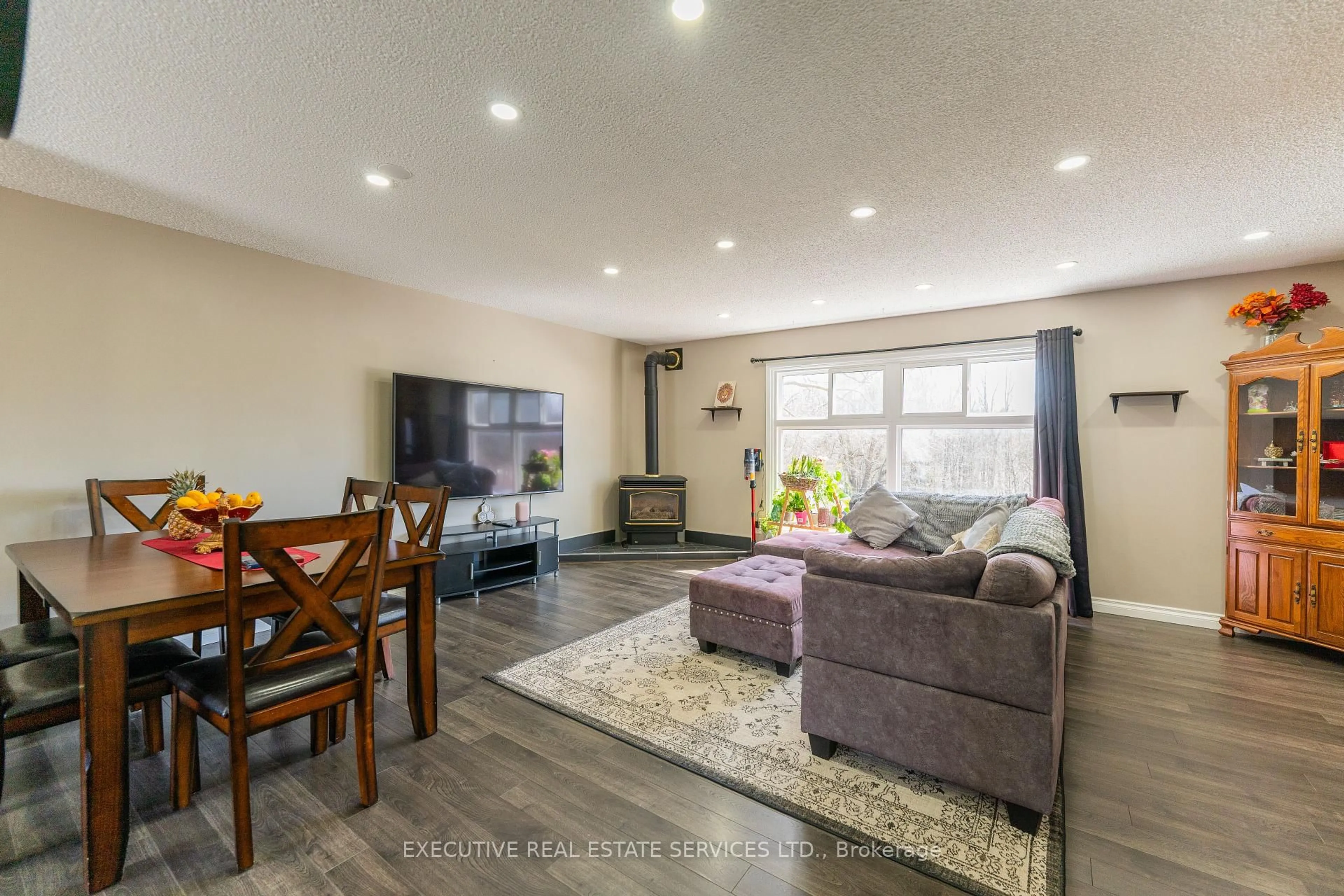Living room with furniture, unknown for 24 KINGHAM ROAD, Halton Hills Ontario L7J 1S4