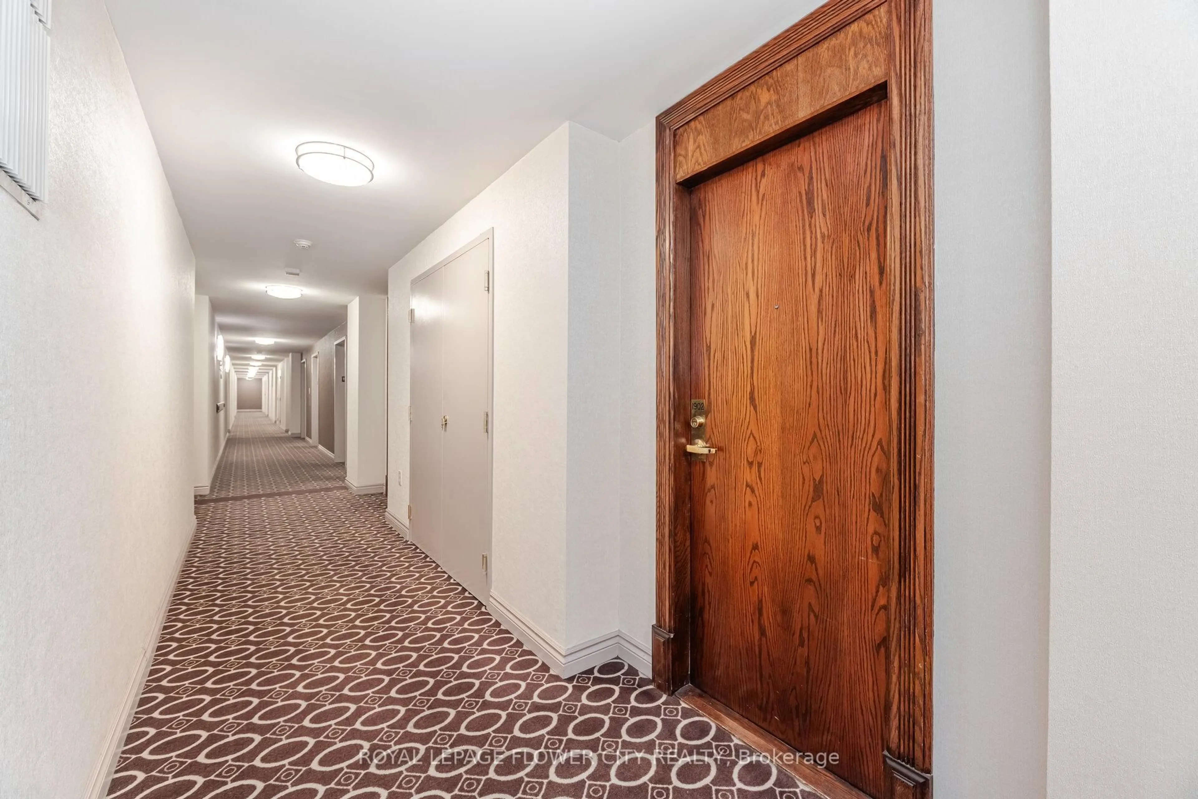 Indoor foyer for 156 Enfield Pl #1902, Mississauga Ontario L5B 4L8