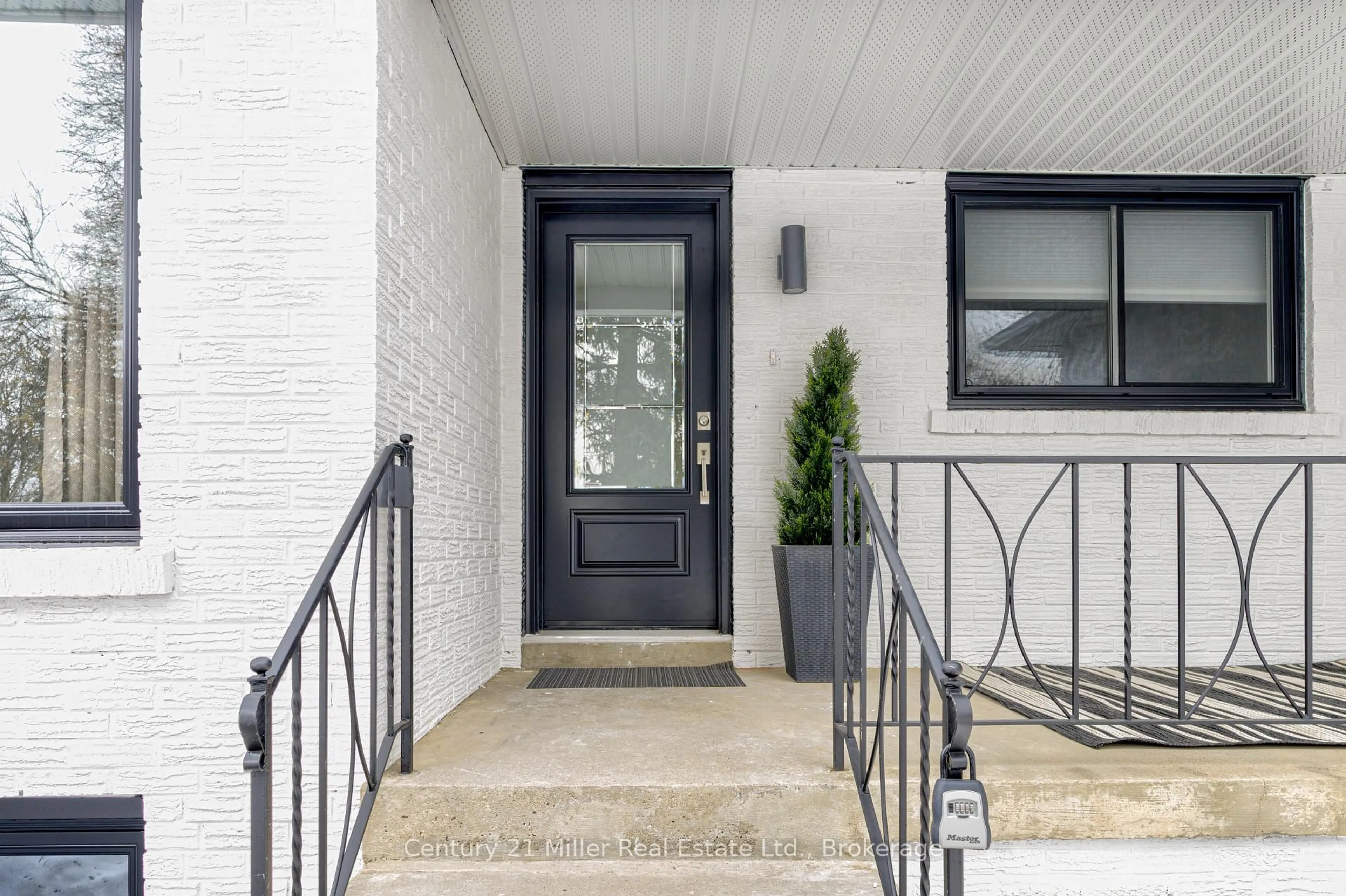Indoor entryway for 1195 Queens Ave, Oakville Ontario L6H 2B7