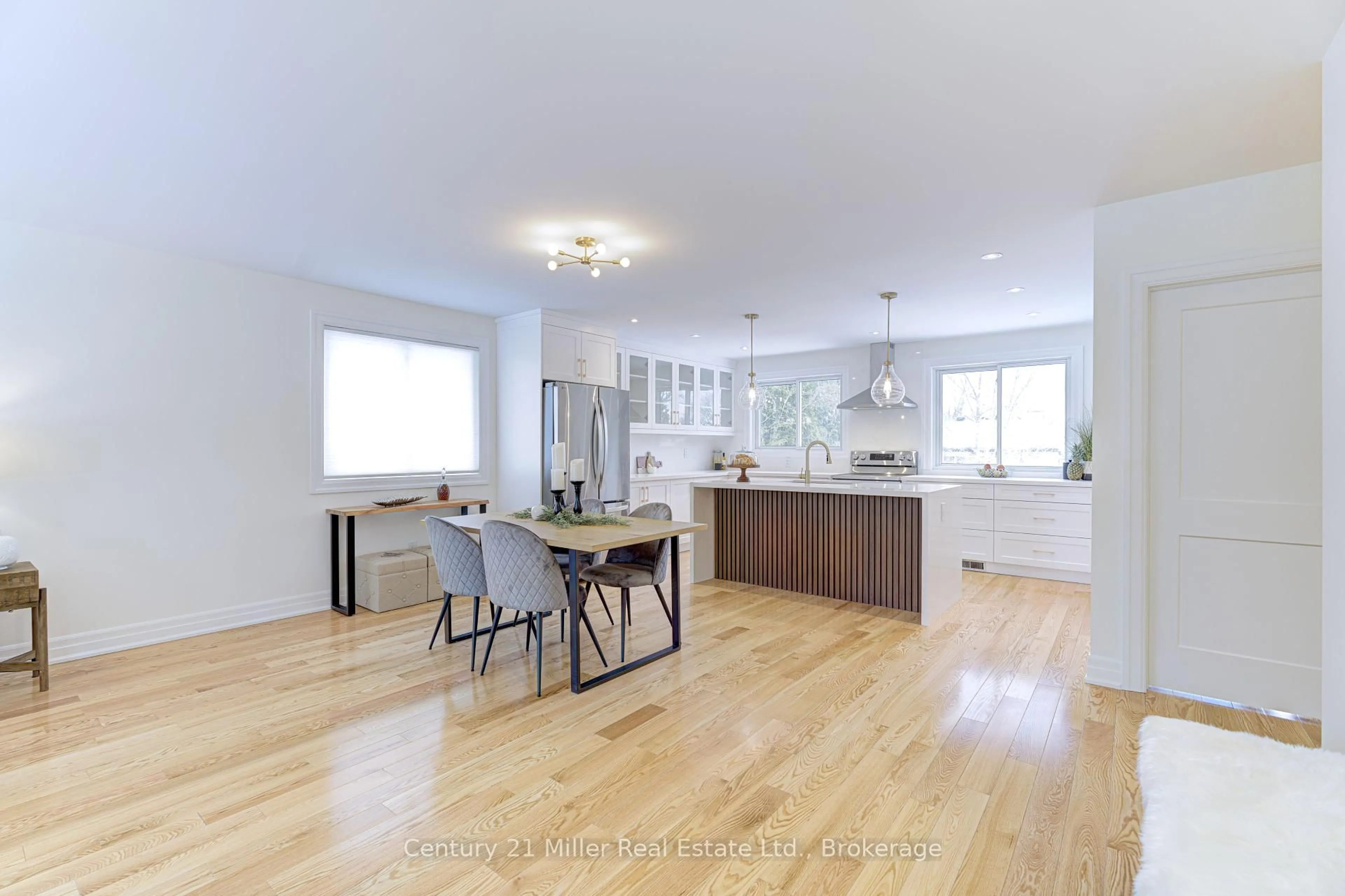 Open concept kitchen, wood/laminate floor for 1195 Queens Ave, Oakville Ontario L6H 2B7