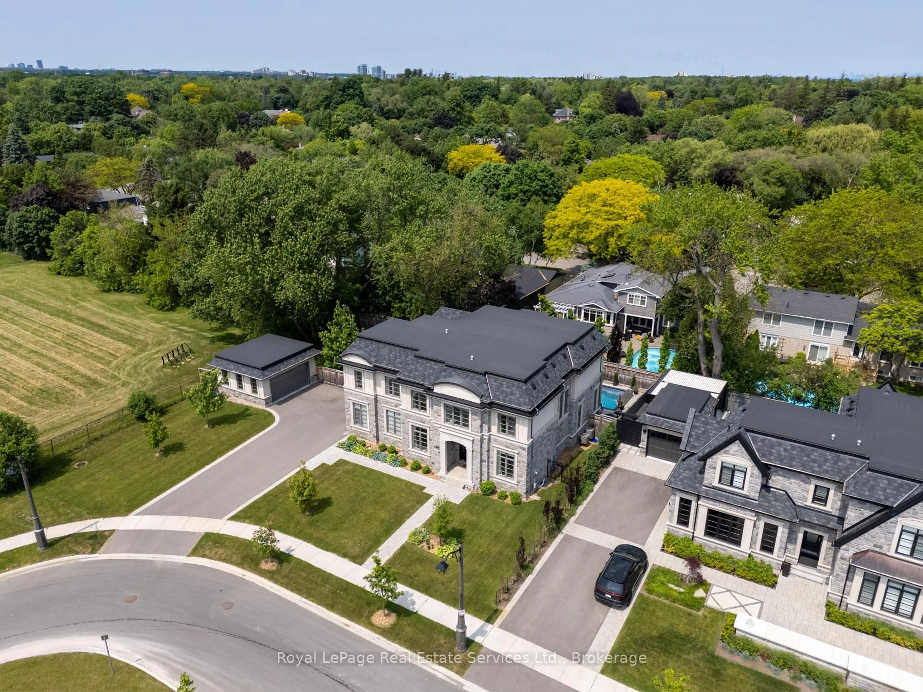 A pic from outside/outdoor area/front of a property/back of a property/a pic from drone, street for 215 Prince George Cres, Oakville Ontario L6L 5J2