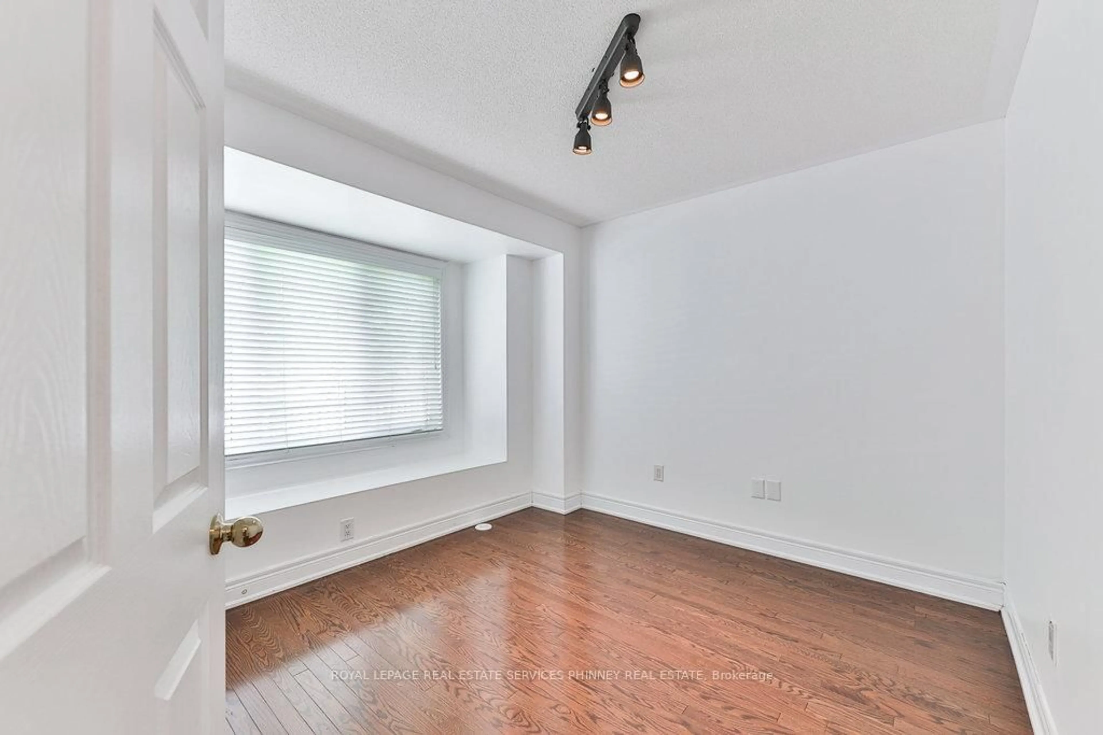 A pic of a room for 2032 Lakeshore Rd, Mississauga Ontario L5J 1J8