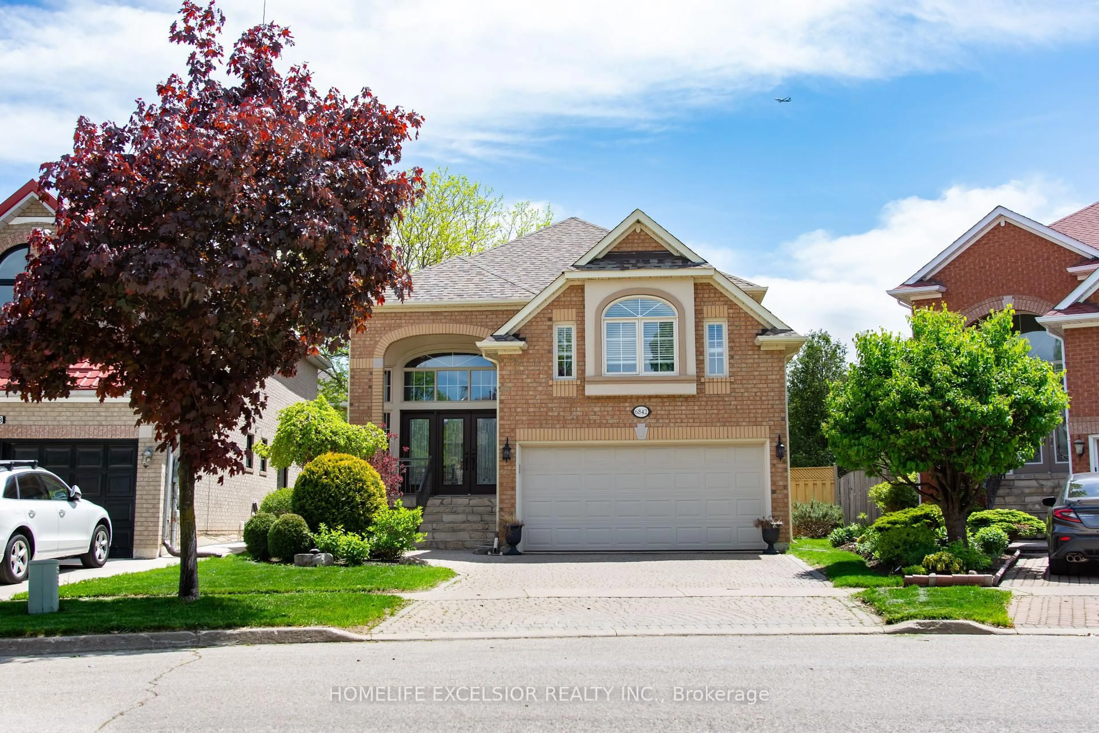 Home with vinyl exterior material, street for 6842 Yarrow Ave, Mississauga Ontario L5N 6V1