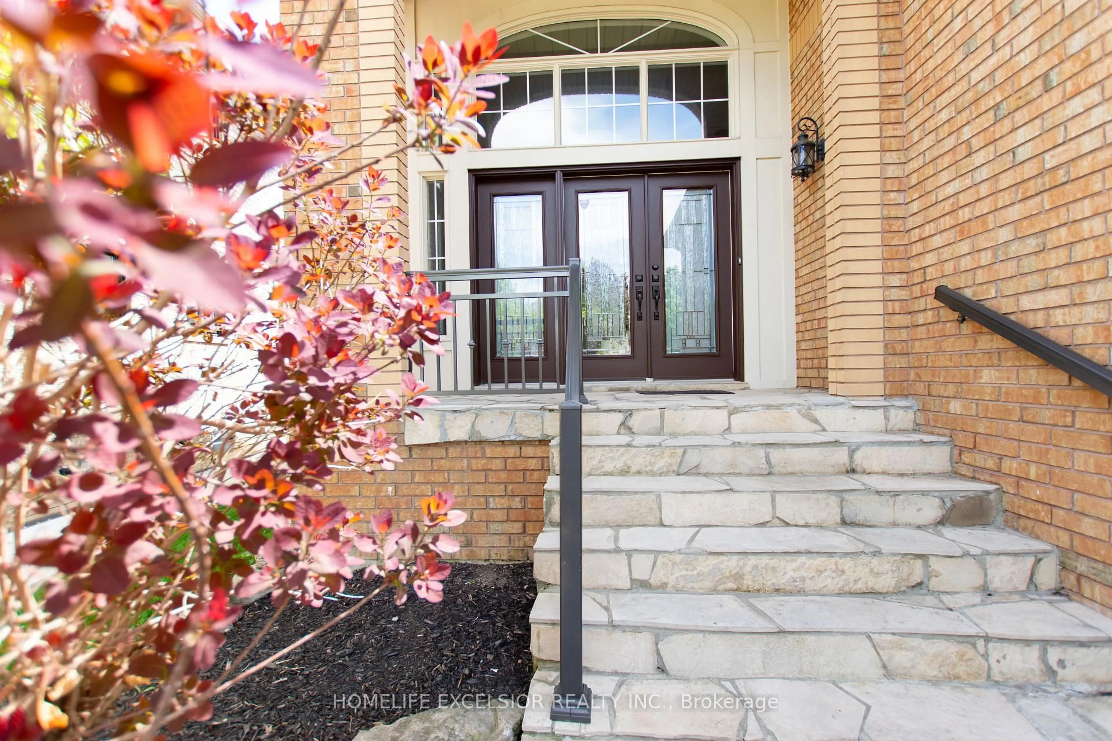 Home with brick exterior material, street for 6842 Yarrow Ave, Mississauga Ontario L5N 6V1