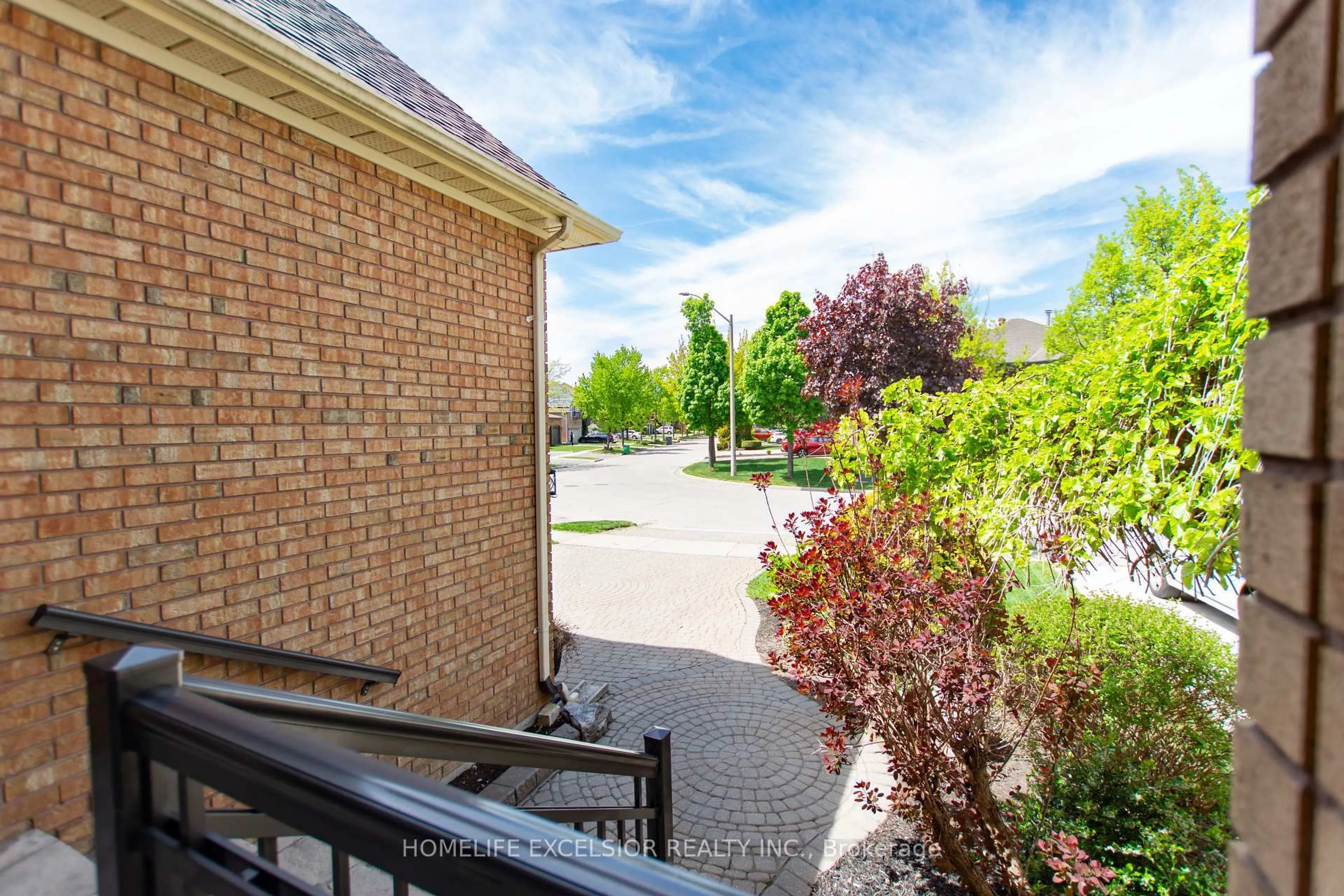 Patio, street for 6842 Yarrow Ave, Mississauga Ontario L5N 6V1