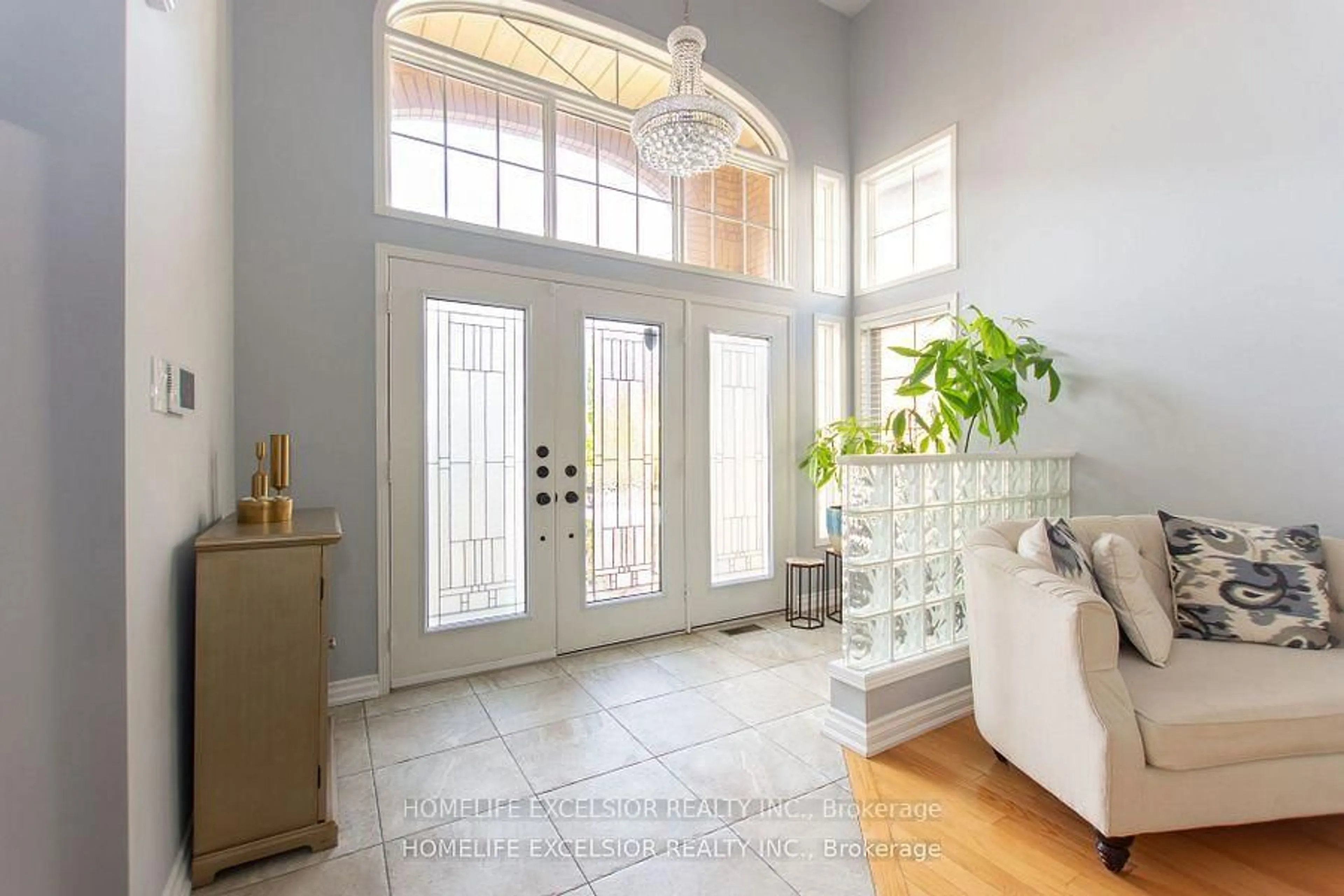 Indoor entryway for 6842 Yarrow Ave, Mississauga Ontario L5N 6V1