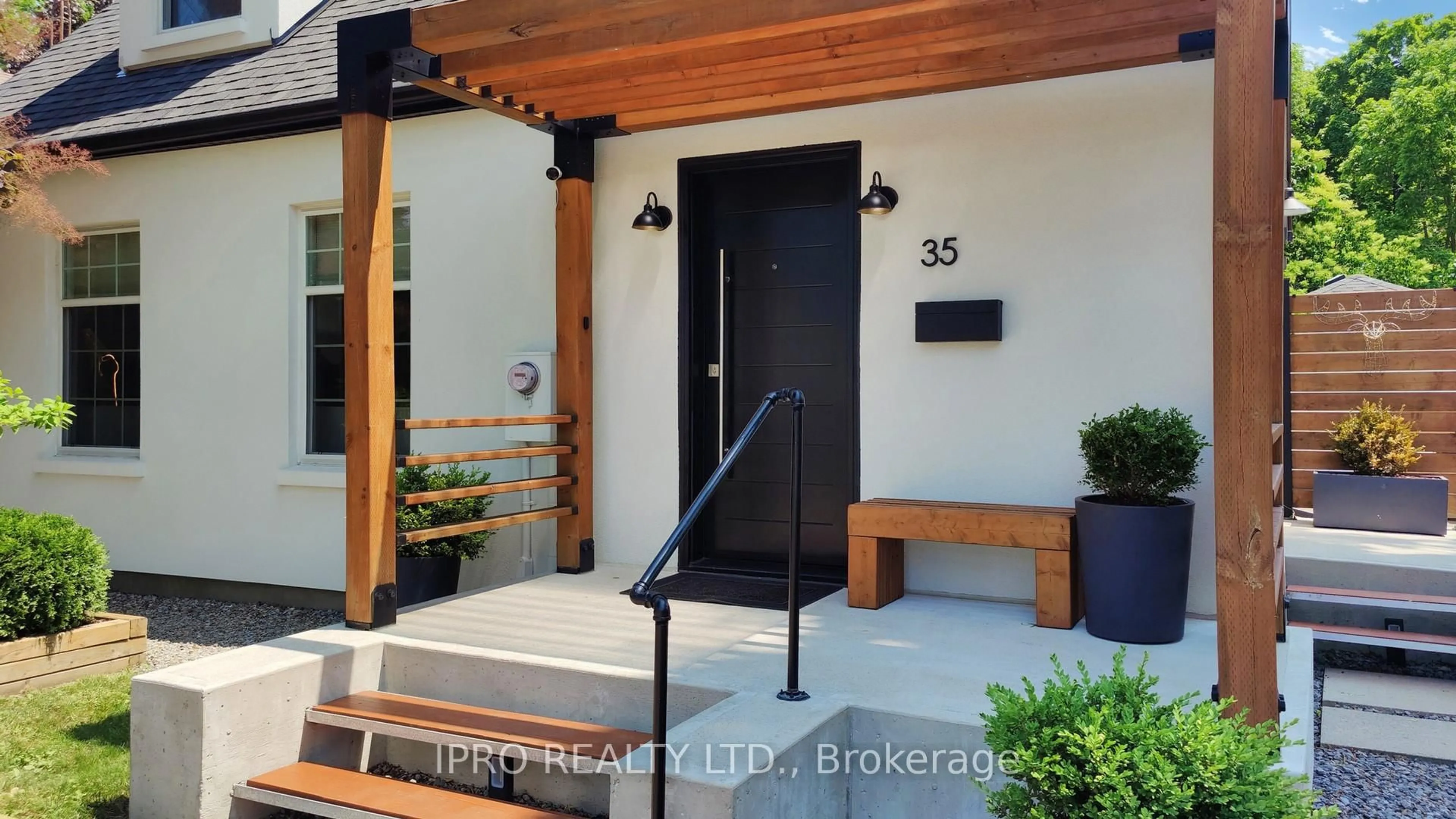 Indoor entryway for 35 Clarence St, Brampton Ontario L6W 1S2