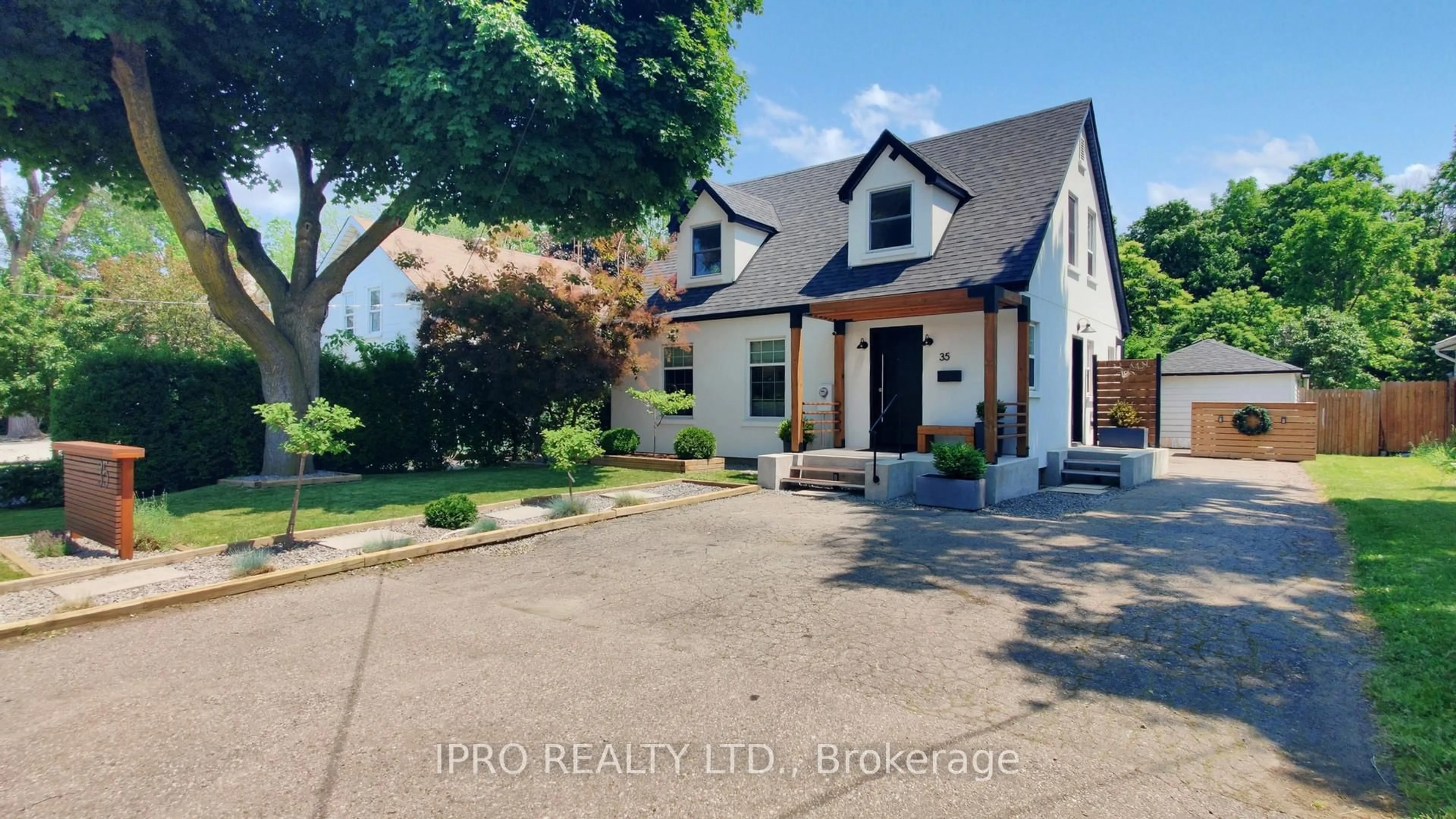 A pic from outside/outdoor area/front of a property/back of a property/a pic from drone, street for 35 Clarence St, Brampton Ontario L6W 1S2