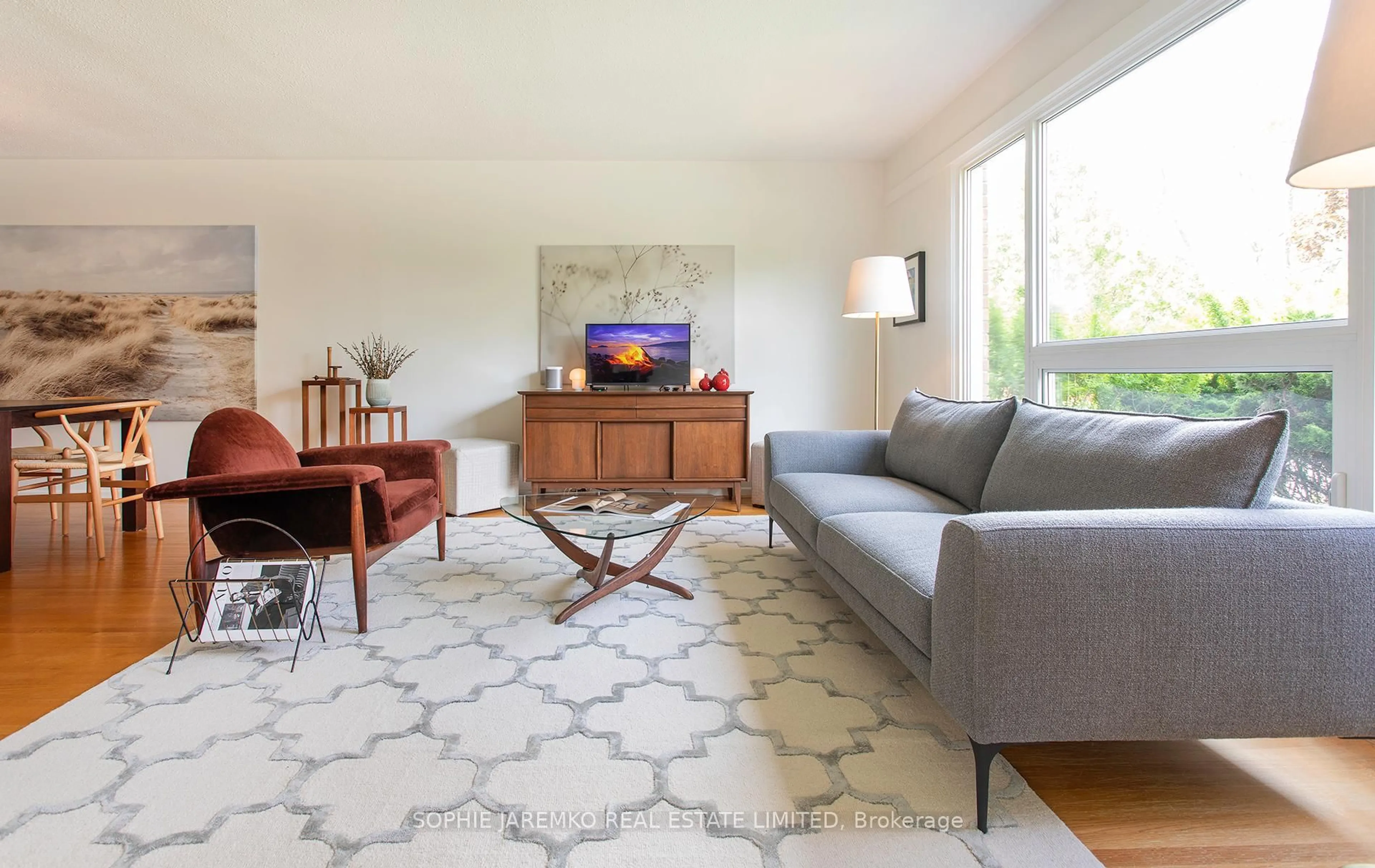 Living room with furniture, unknown for 1142 Sylvania Dr, Mississauga Ontario L4Y 2M1