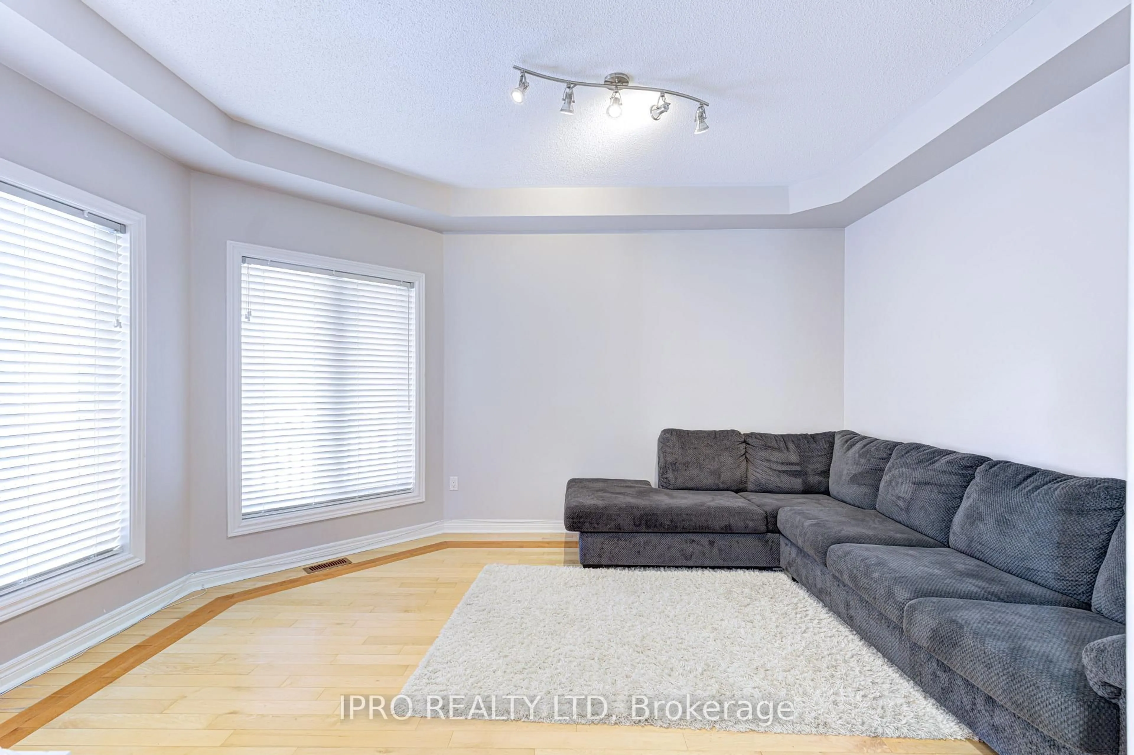 Living room with furniture, unknown for 21 Trailview Lane, Caledon Ontario L7E 2V7