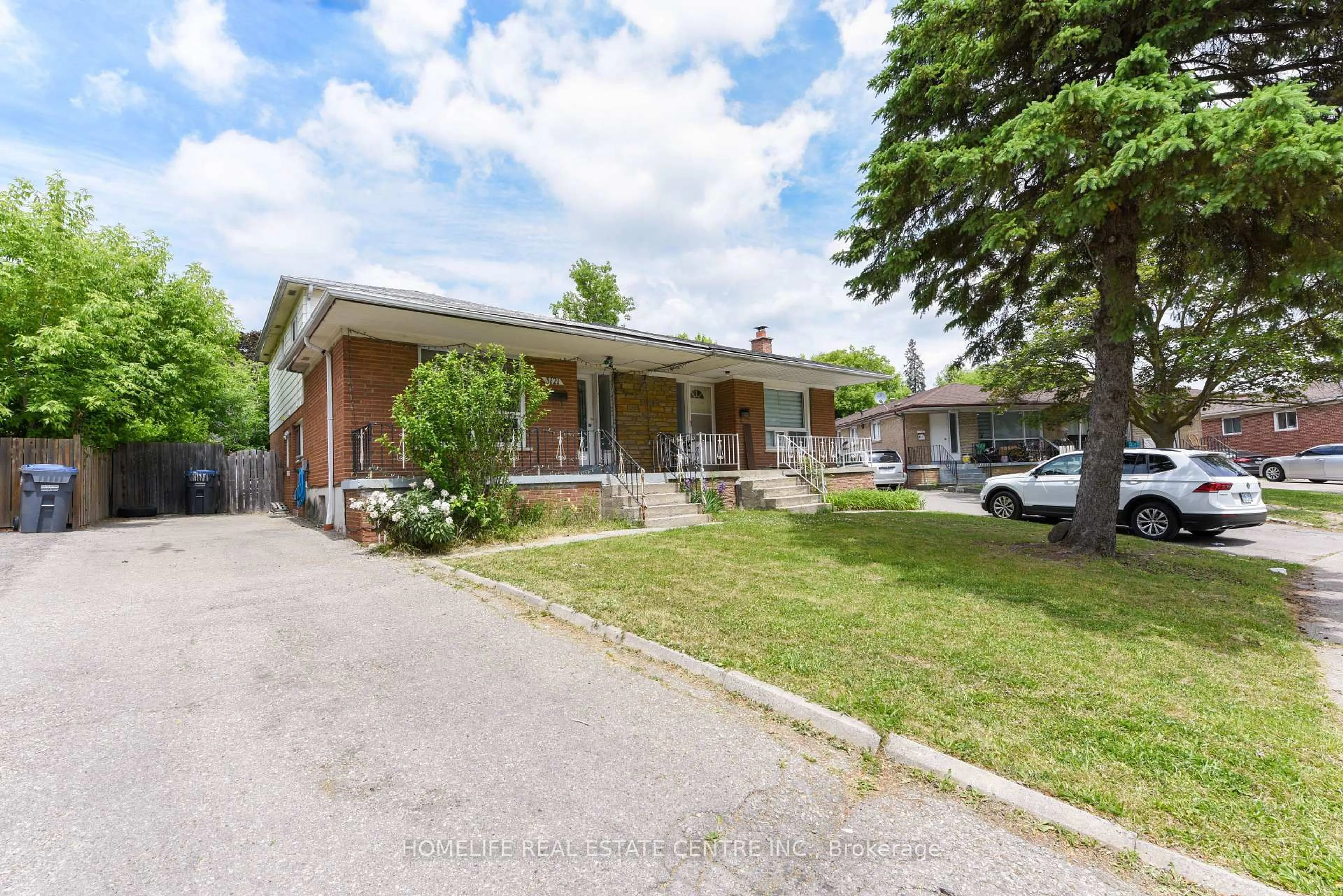 A pic from outside/outdoor area/front of a property/back of a property/a pic from drone, street for 3121 Purnell Crt, Mississauga Ontario L4T 2J7