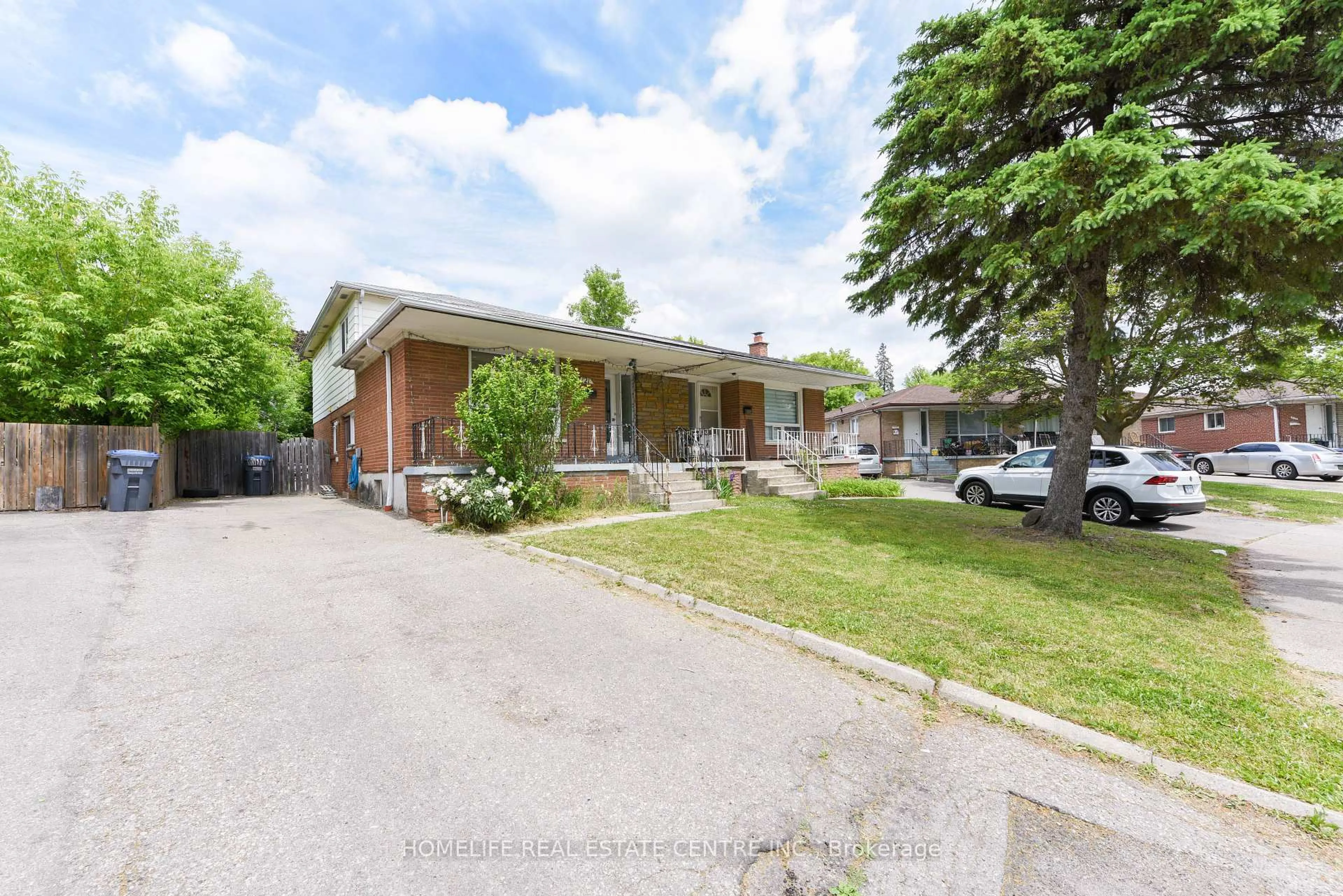 A pic from outside/outdoor area/front of a property/back of a property/a pic from drone, street for 3121 Purnell Crt, Mississauga Ontario L4T 2J7