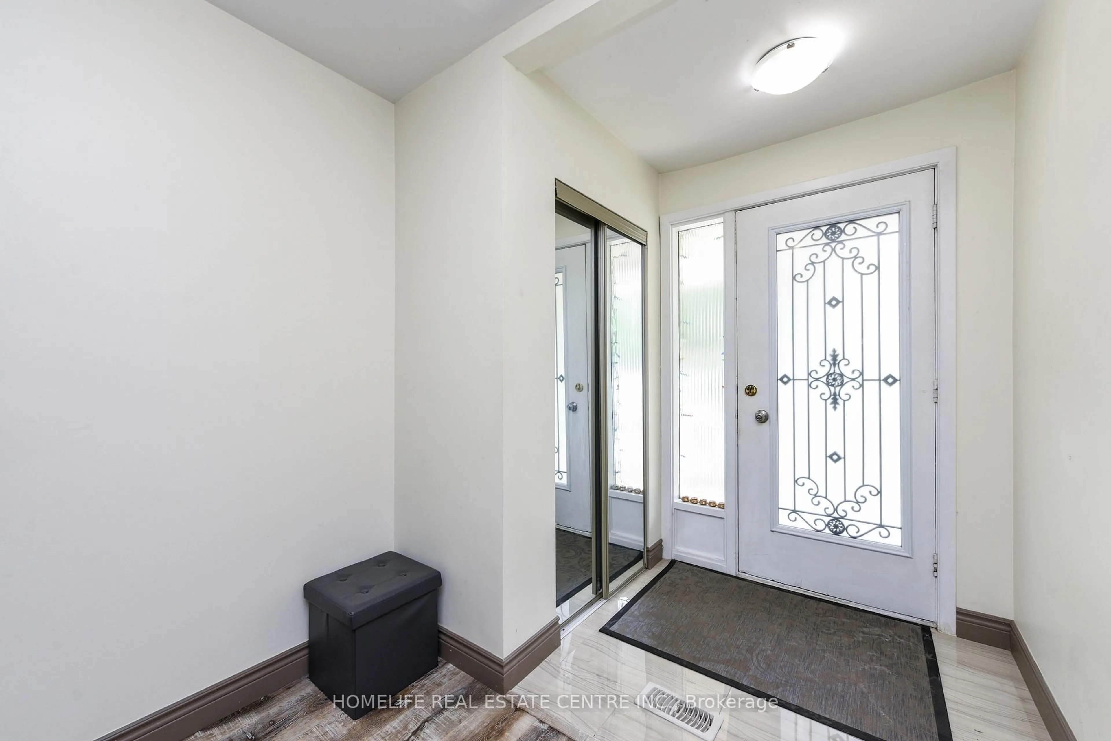 Indoor entryway for 3121 Purnell Crt, Mississauga Ontario L4T 2J7