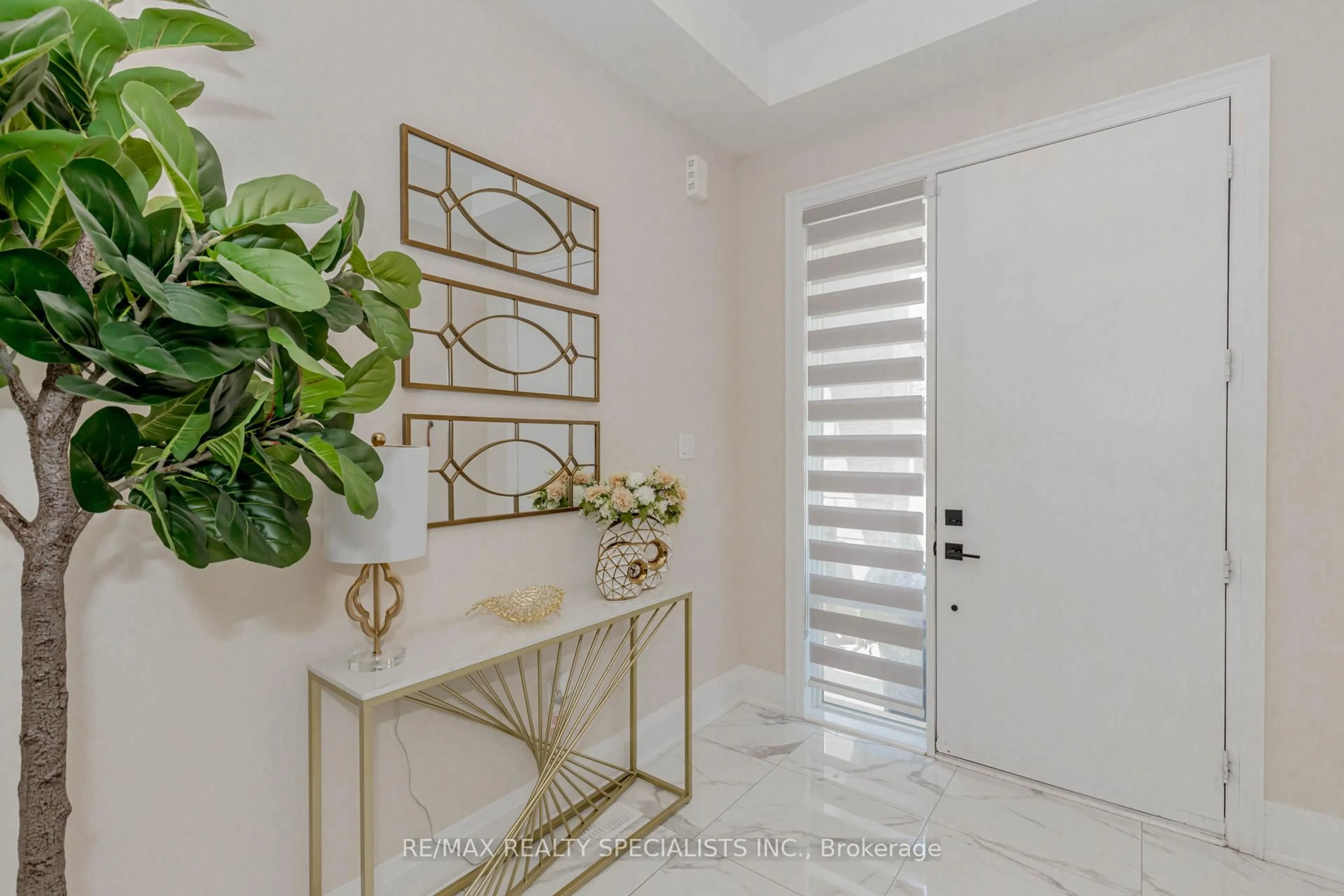 Indoor entryway for 74 Boulton Tr, Oakville Ontario L6H 0Z9