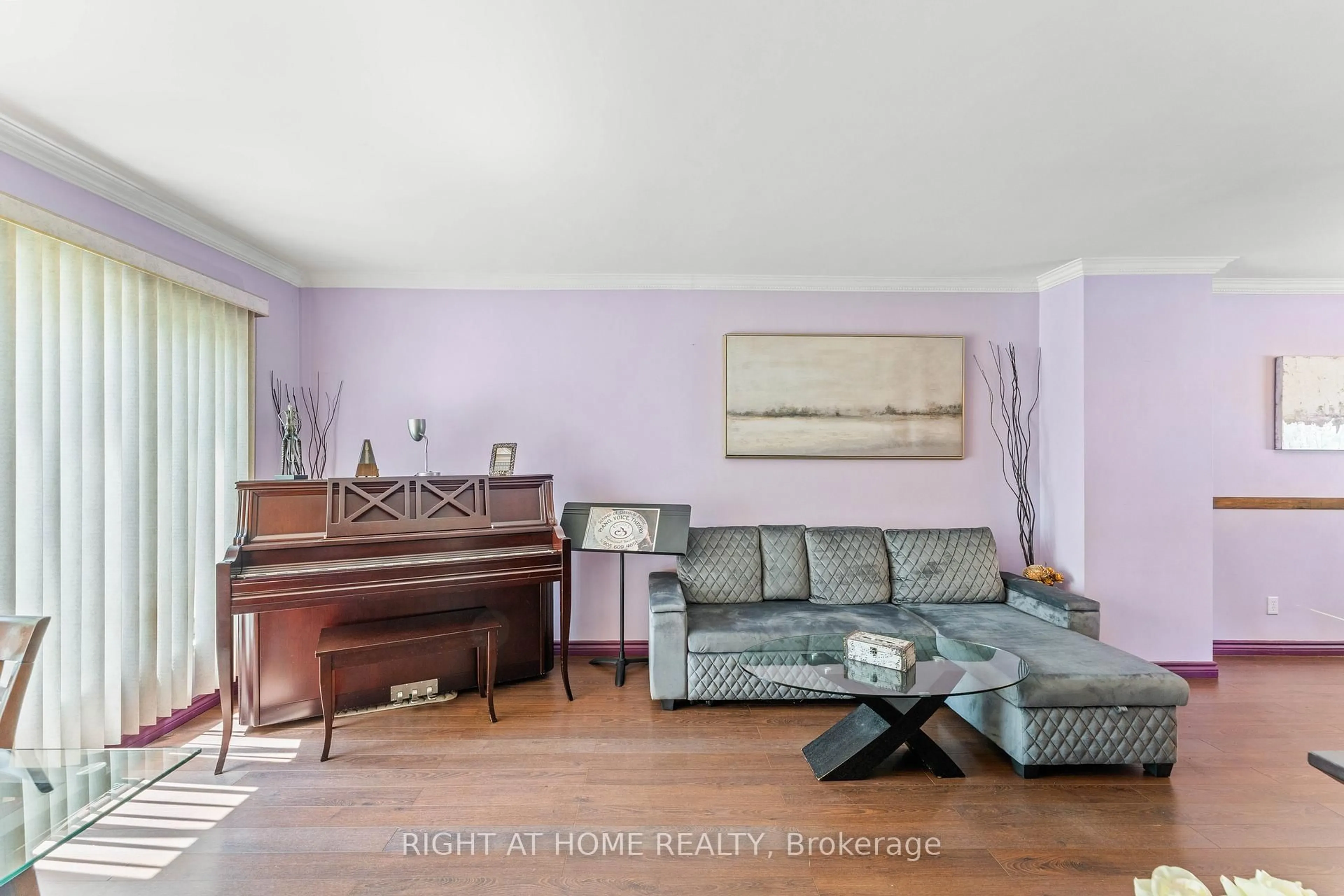 Living room with furniture, unknown for 3633 Anniversary Rd, Mississauga Ontario L5C 2G2