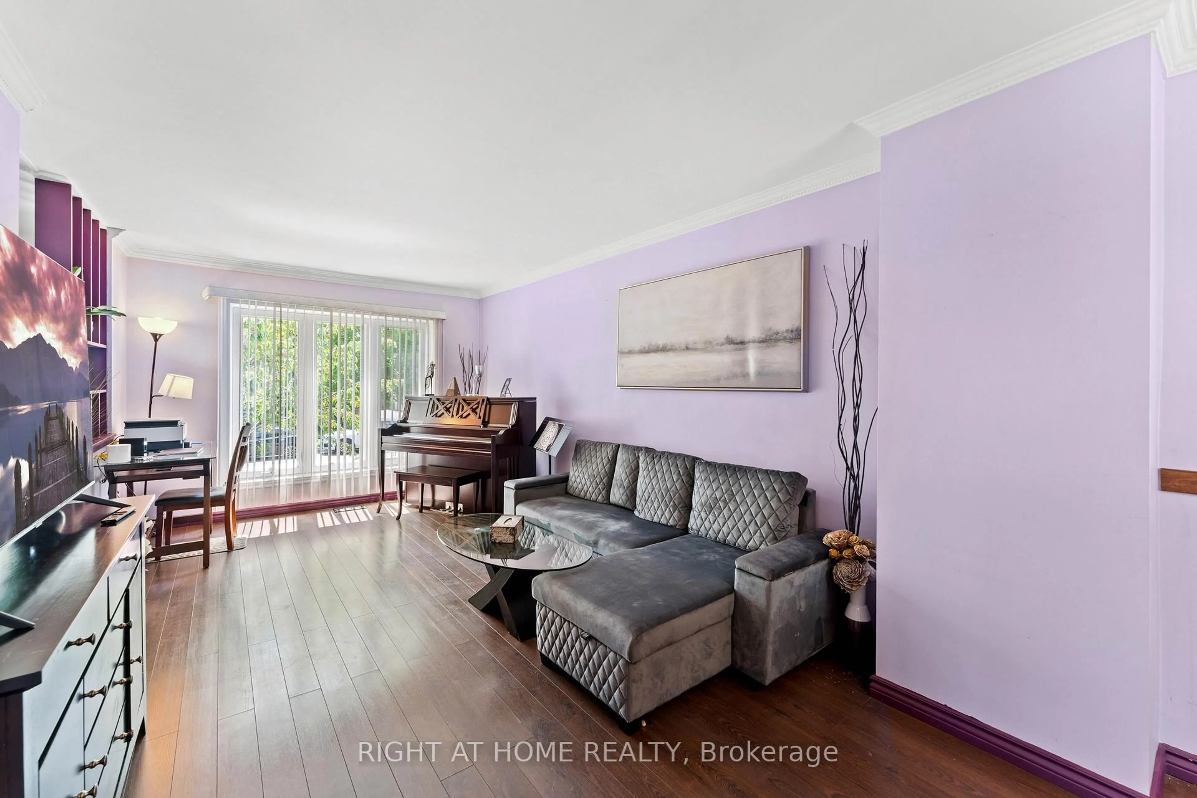 Living room with furniture, wood/laminate floor for 3633 Anniversary Rd, Mississauga Ontario L5C 2G2