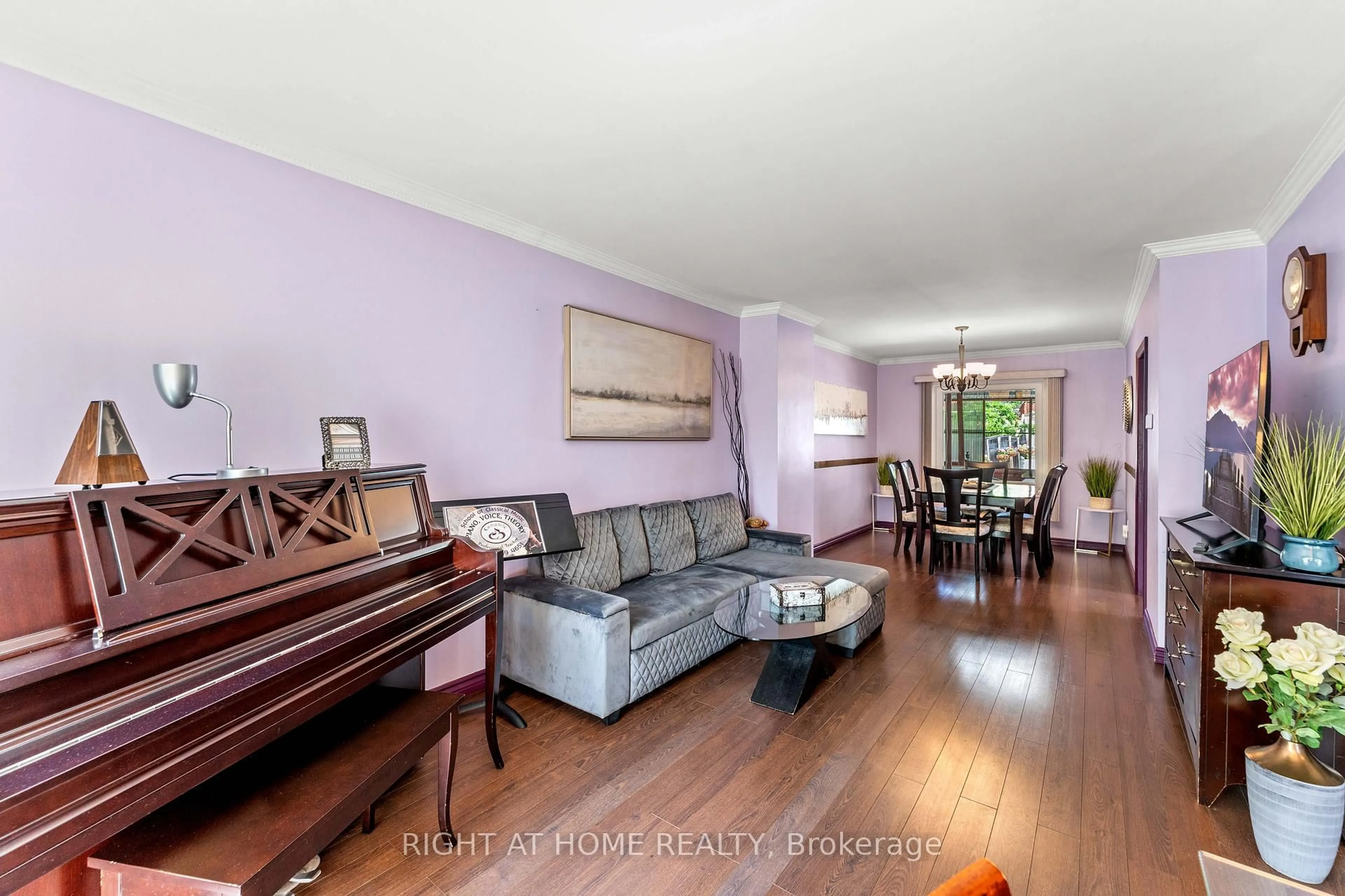 Living room with furniture, wood/laminate floor for 3633 Anniversary Rd, Mississauga Ontario L5C 2G2