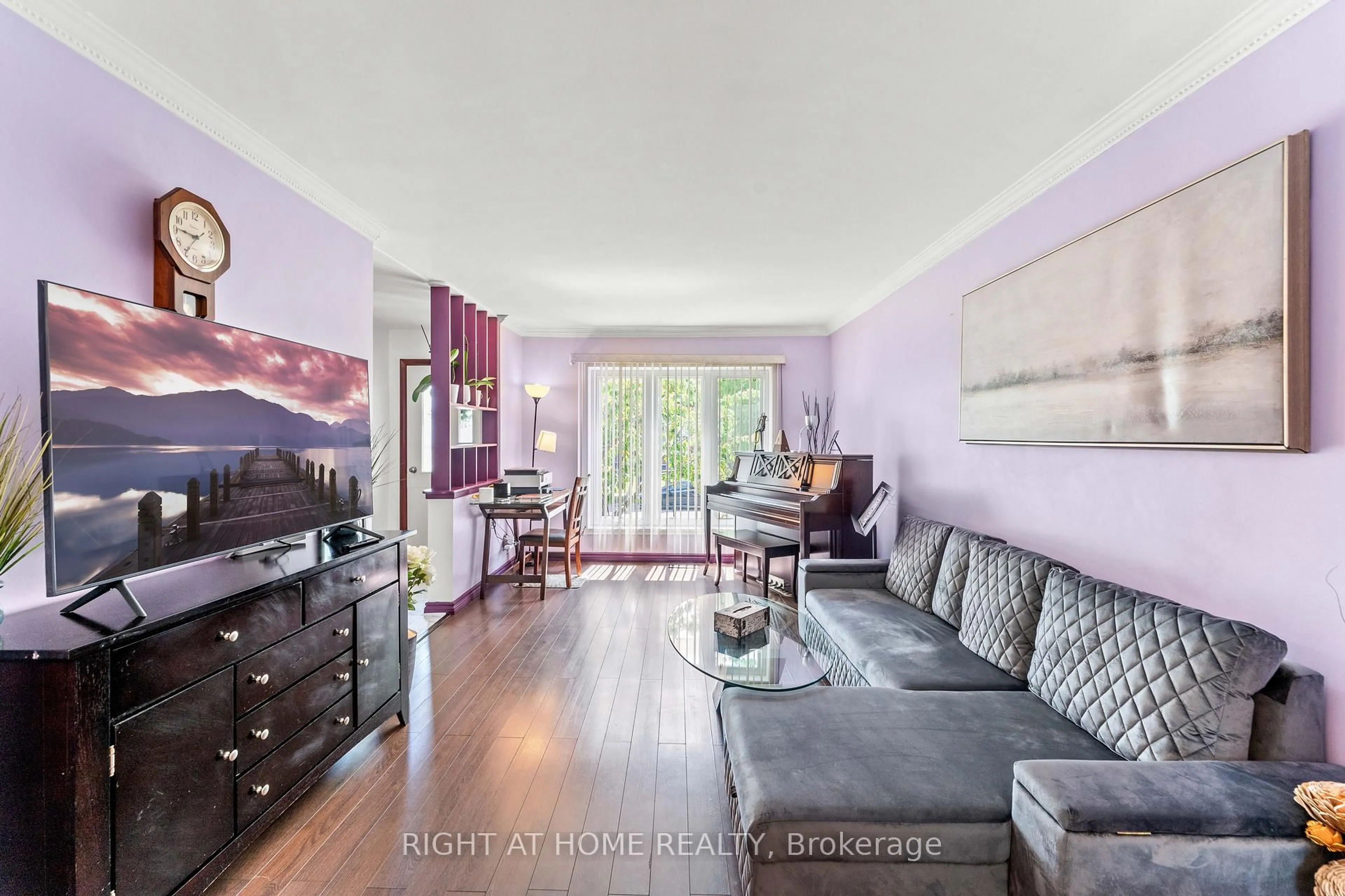 Living room with furniture, wood/laminate floor for 3633 Anniversary Rd, Mississauga Ontario L5C 2G2