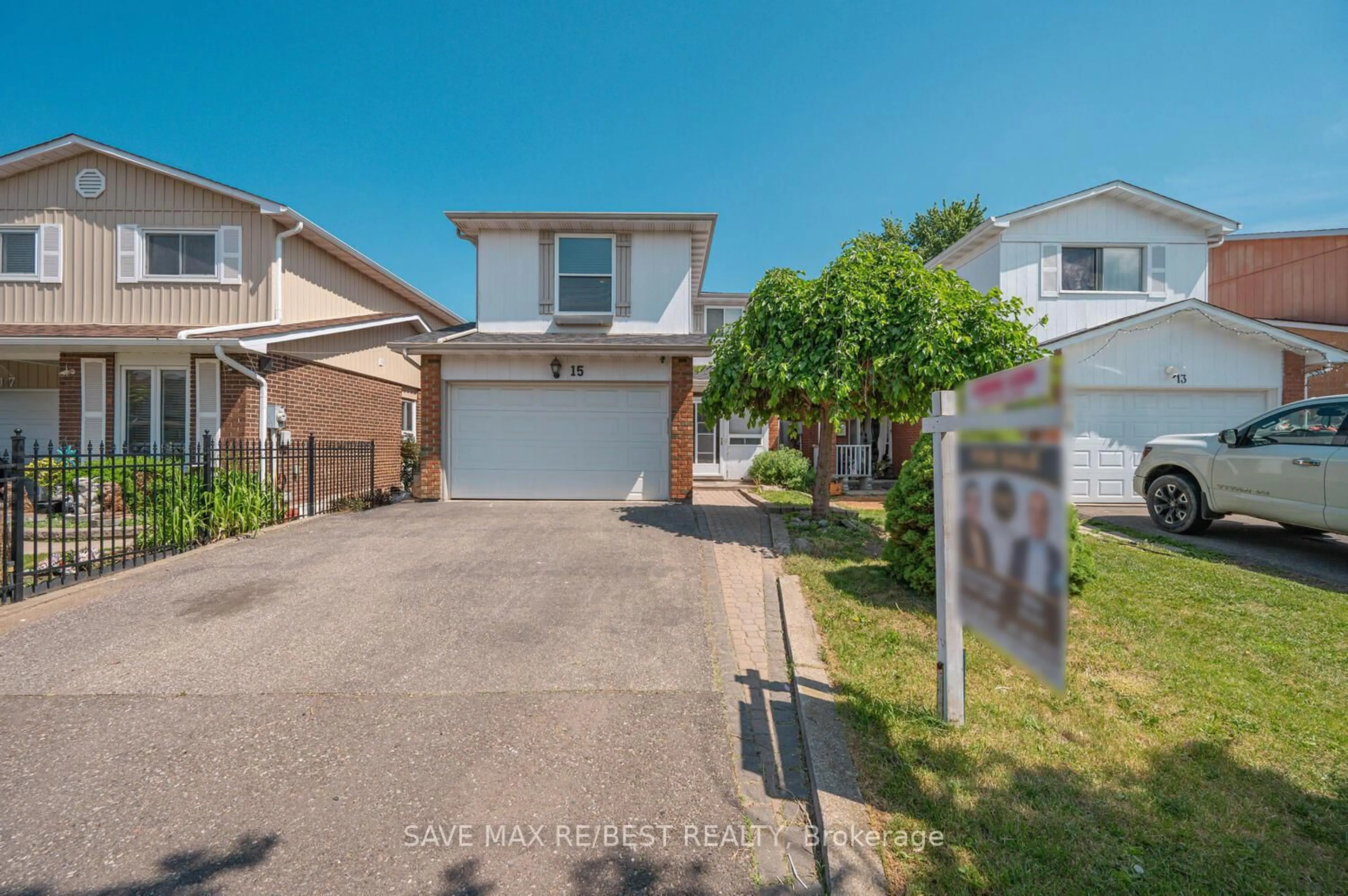 A pic from outside/outdoor area/front of a property/back of a property/a pic from drone, street for 15 Ashurst Cres, Brampton Ontario L6V 3N6