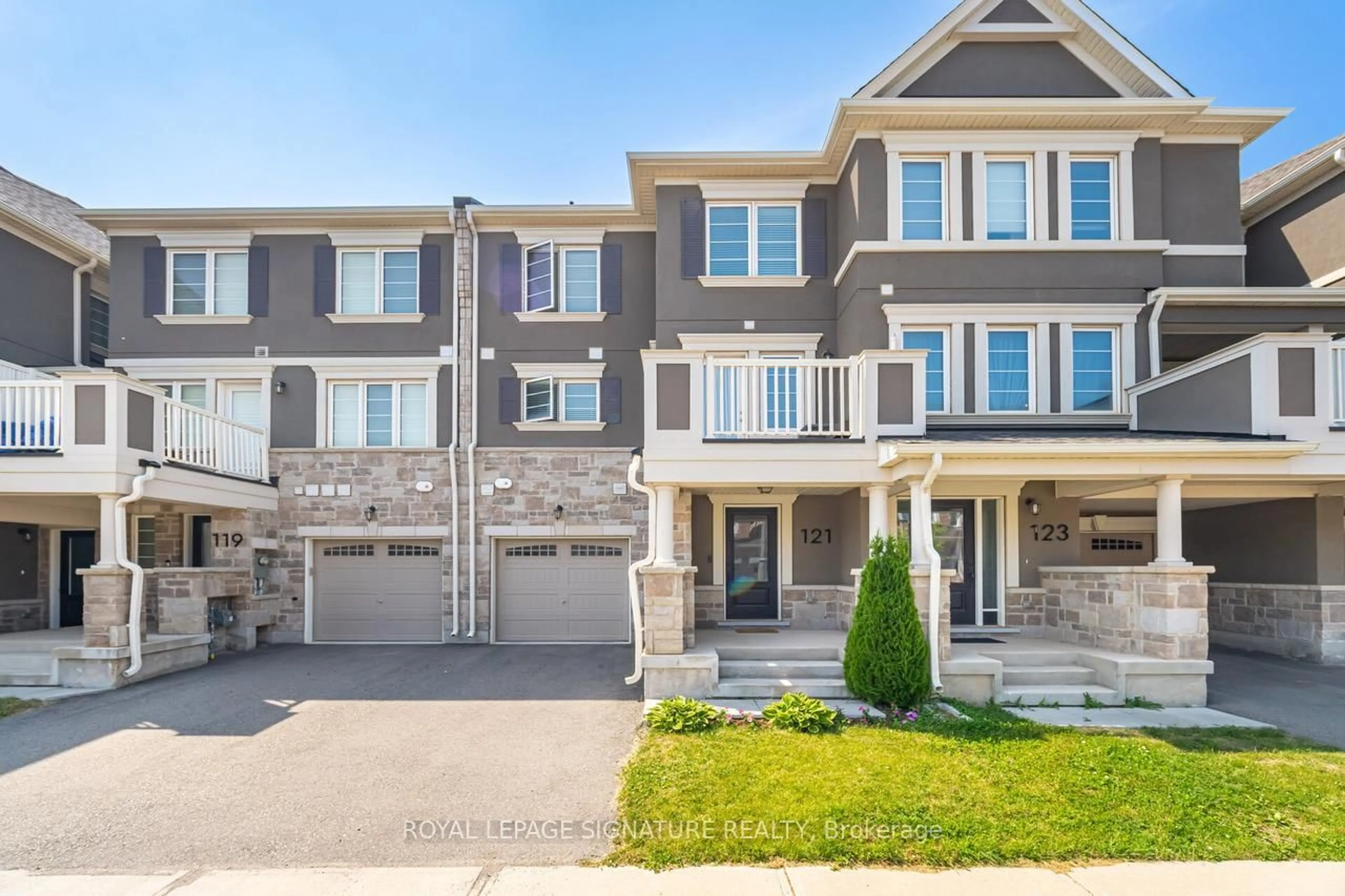A pic from outside/outdoor area/front of a property/back of a property/a pic from drone, street for 121 Toucan Tr, Oakville Ontario L6H 0Y1