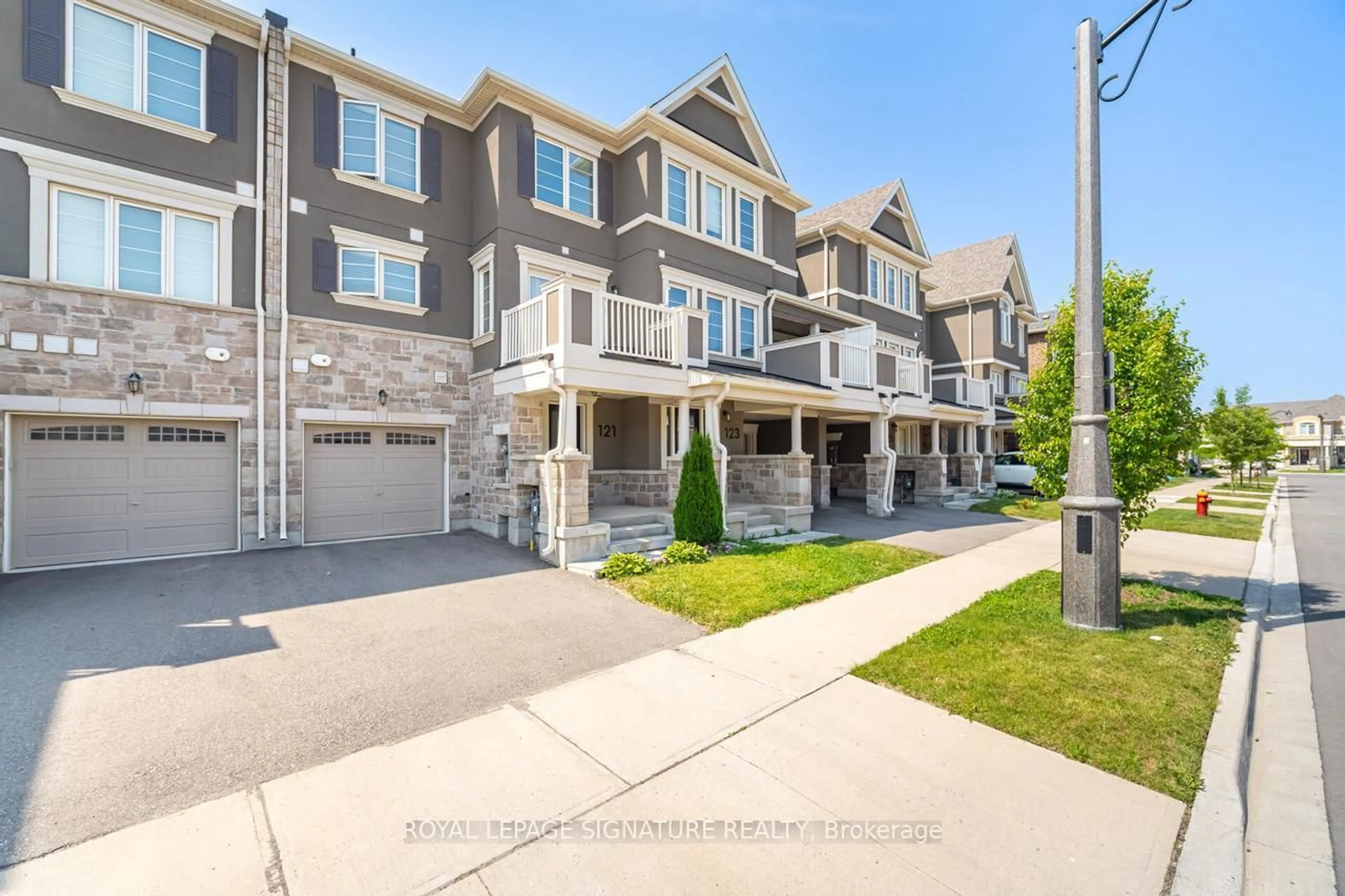 A pic from outside/outdoor area/front of a property/back of a property/a pic from drone, street for 121 Toucan Tr, Oakville Ontario L6H 0Y1