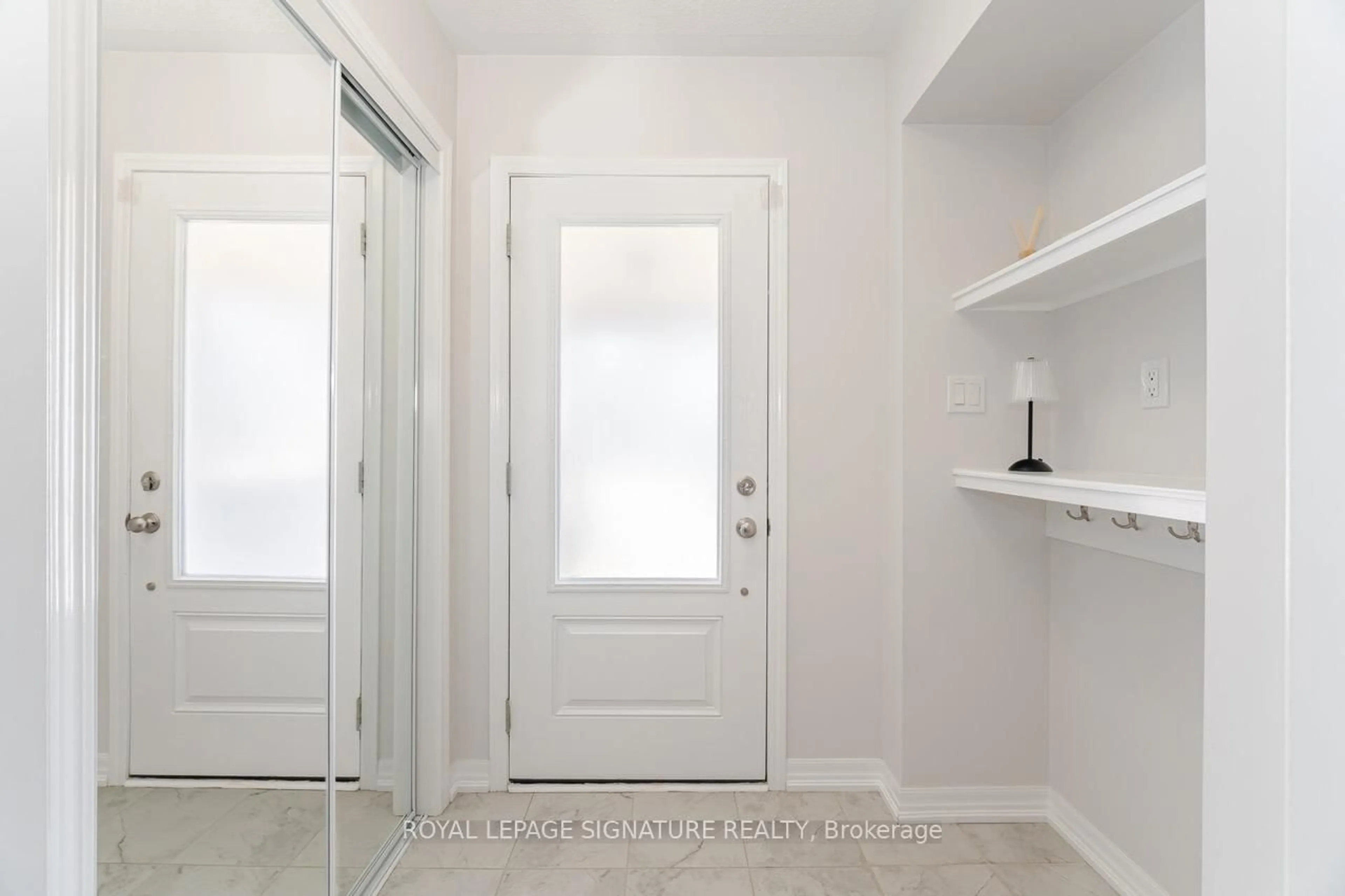 Indoor entryway for 121 Toucan Tr, Oakville Ontario L6H 0Y1