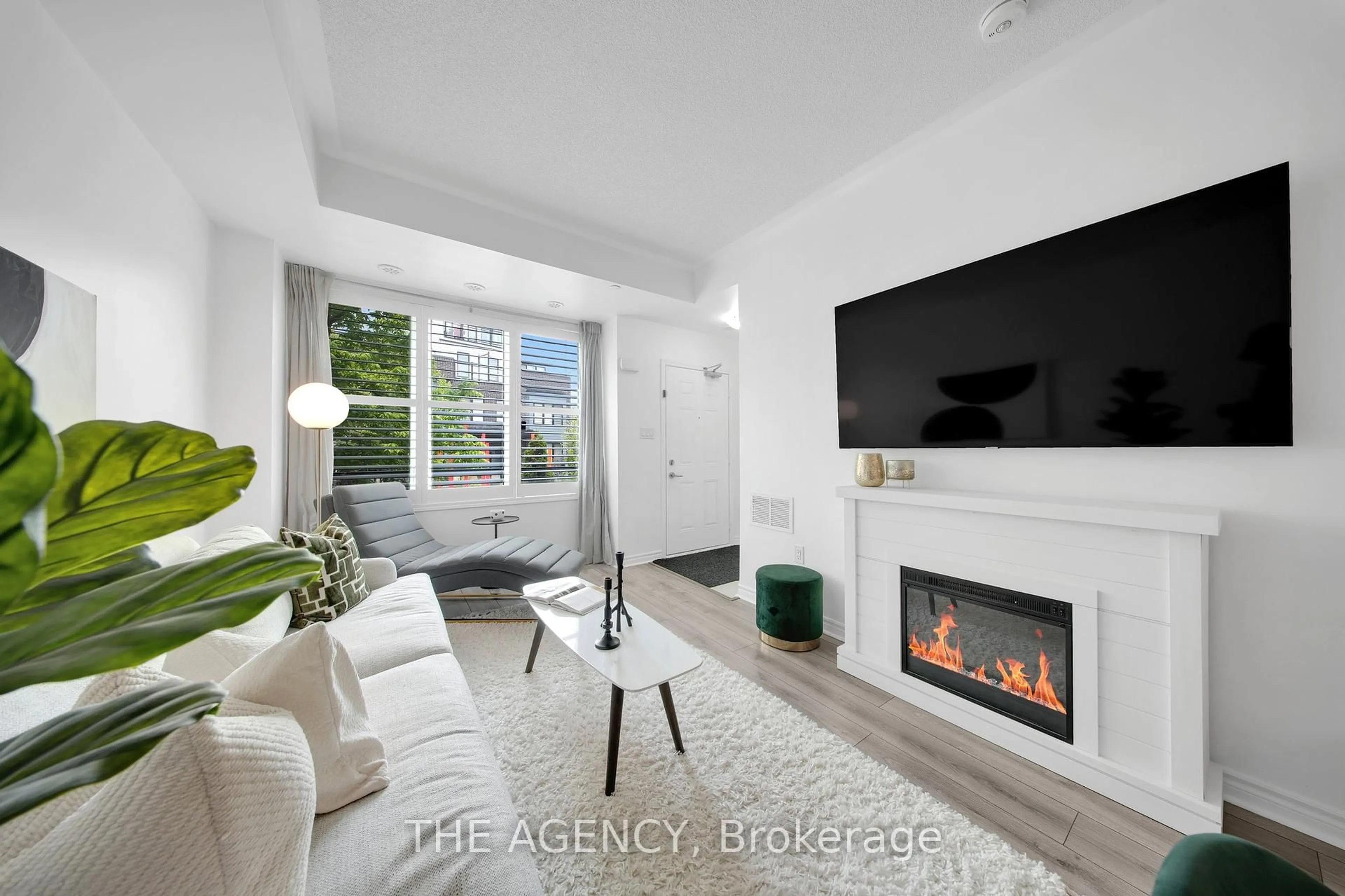 Living room with furniture, ceramic/tile floor for 1155 Stroud Lane #2, Mississauga Ontario L5J 0B3