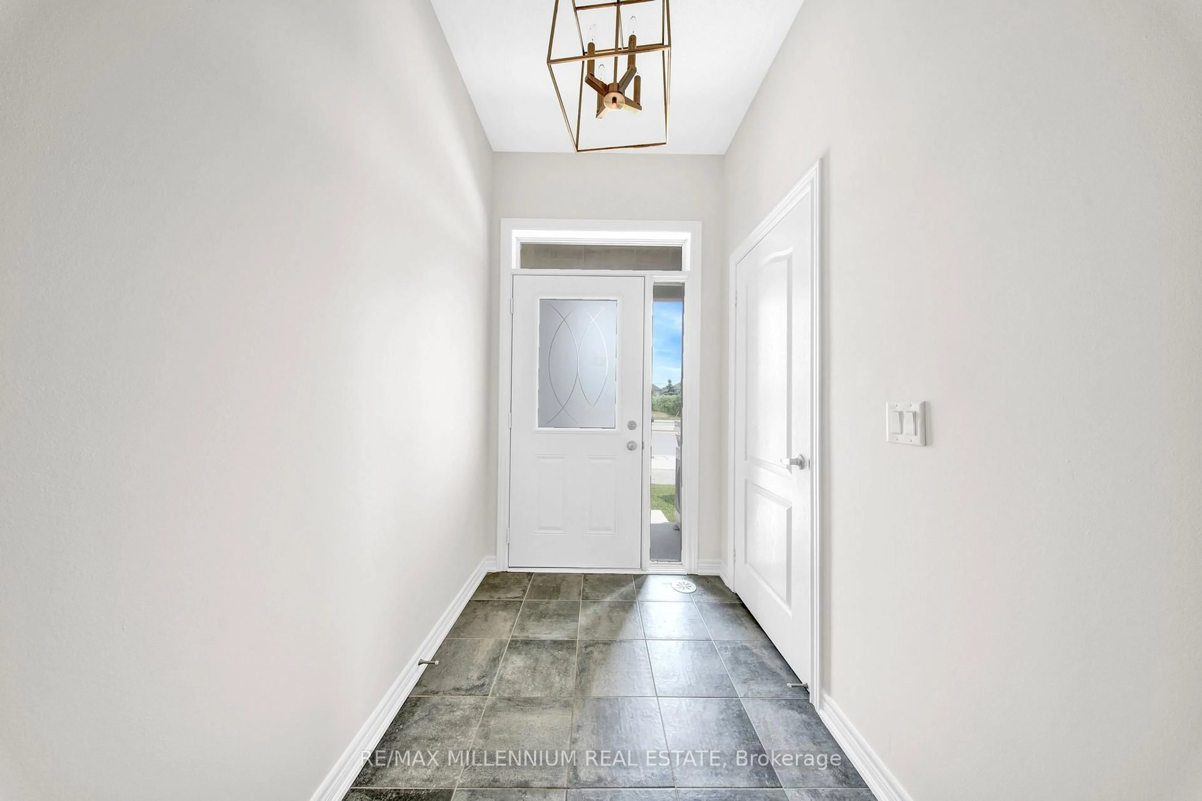 Indoor entryway for 527 Dundas St, Oakville Ontario L6H 3P6