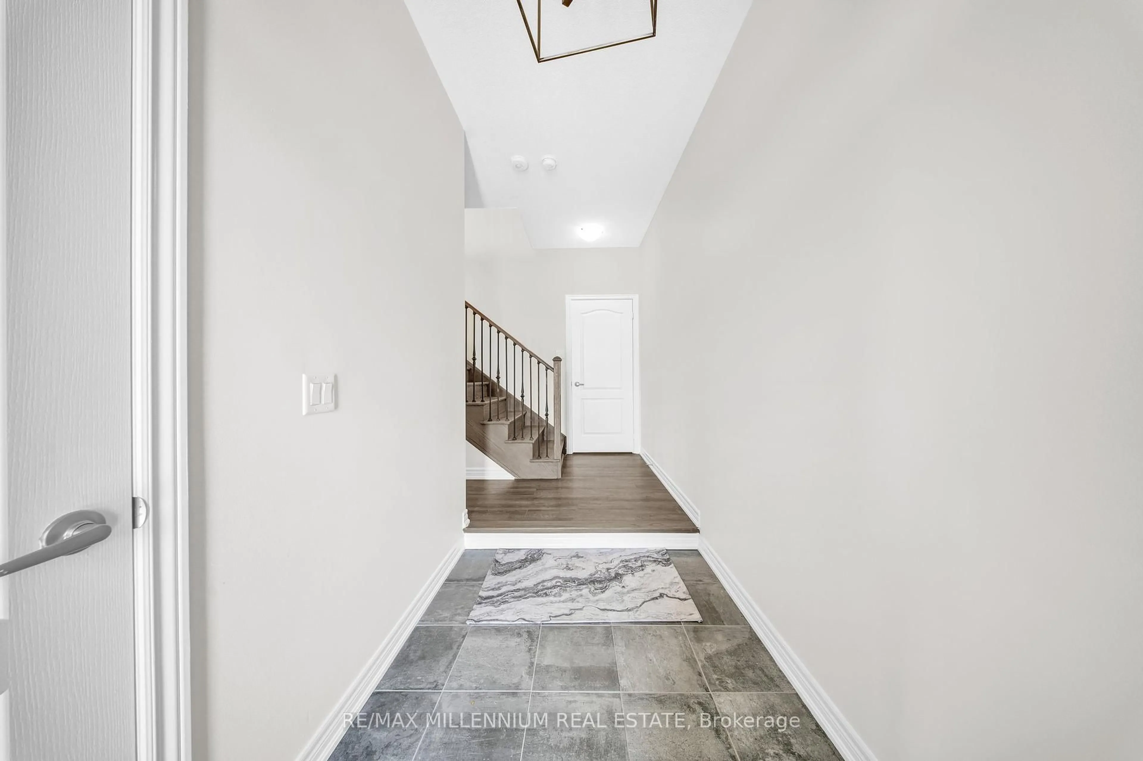 Indoor foyer for 527 Dundas St, Oakville Ontario L6H 3P6