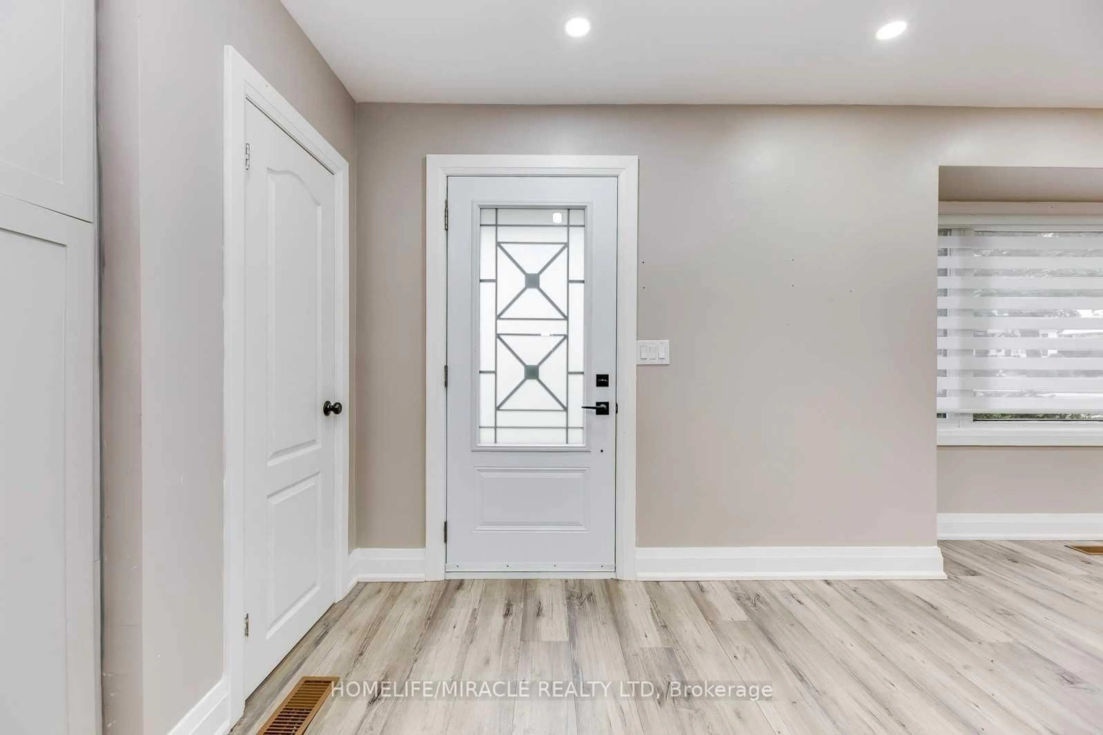 Indoor entryway for 154 Elizabeth St, Brampton Ontario L6Y 1R7