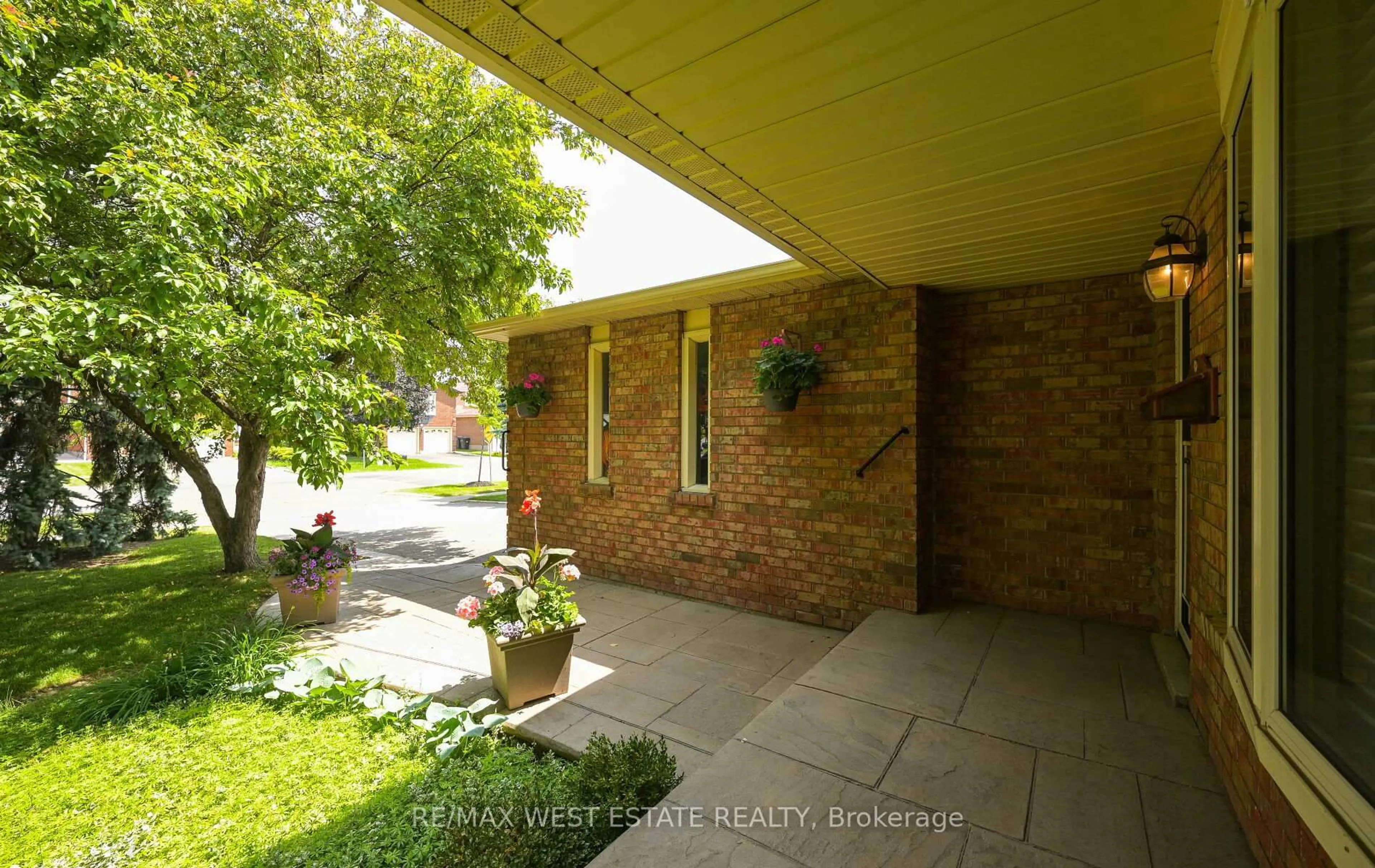 Patio, street for 237 Vodden St, Brampton Ontario L6X 2X7