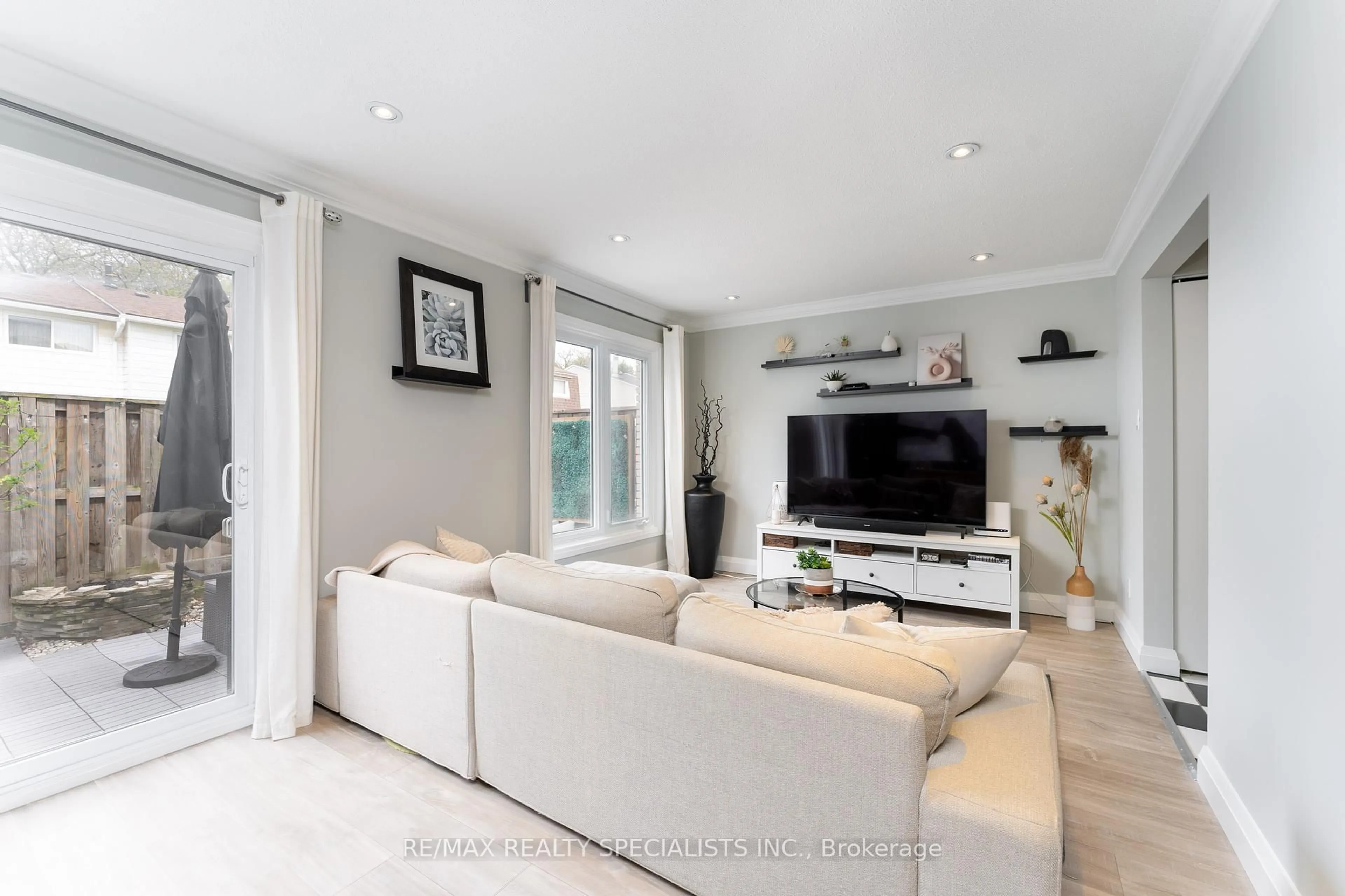 Living room with furniture, unknown for 2230 Upper Middle Rd #4, Burlington Ontario L7P 2Z9