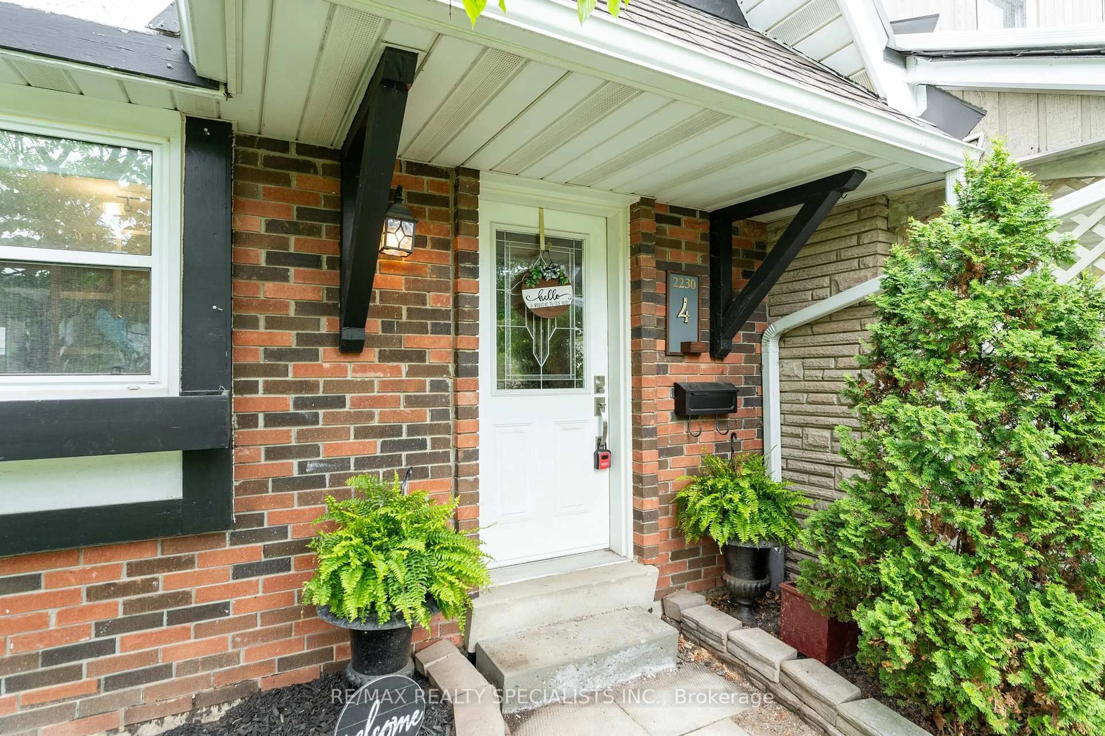 Indoor entryway for 2230 Upper Middle Rd #4, Burlington Ontario L7P 2Z9