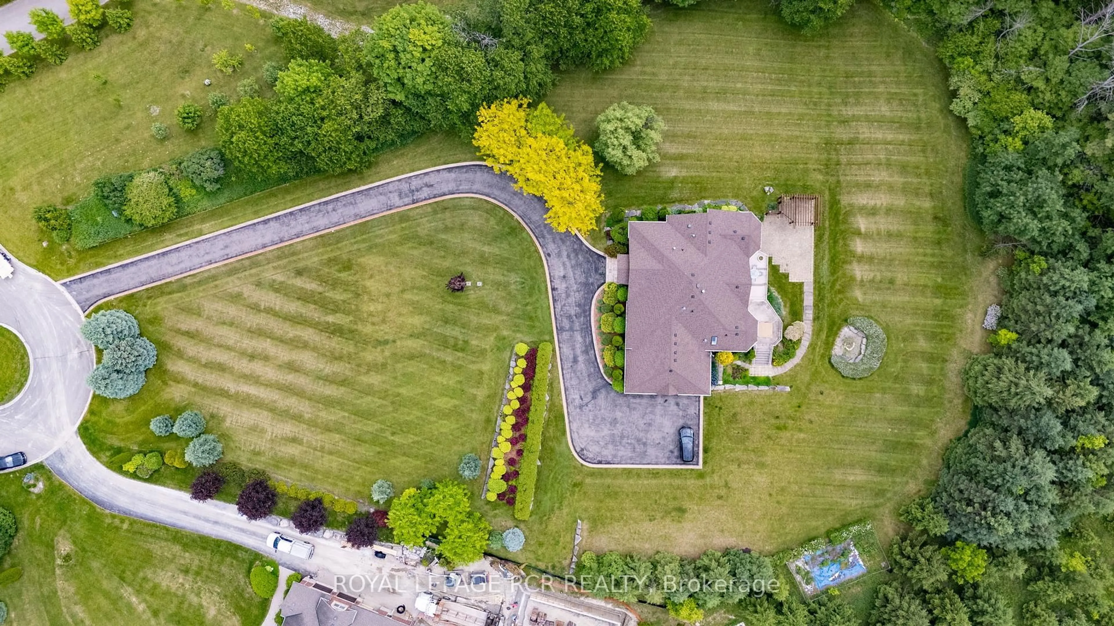 A pic from outside/outdoor area/front of a property/back of a property/a pic from drone, street for 5 Woodlot Crt, Caledon Ontario L7E 0C2