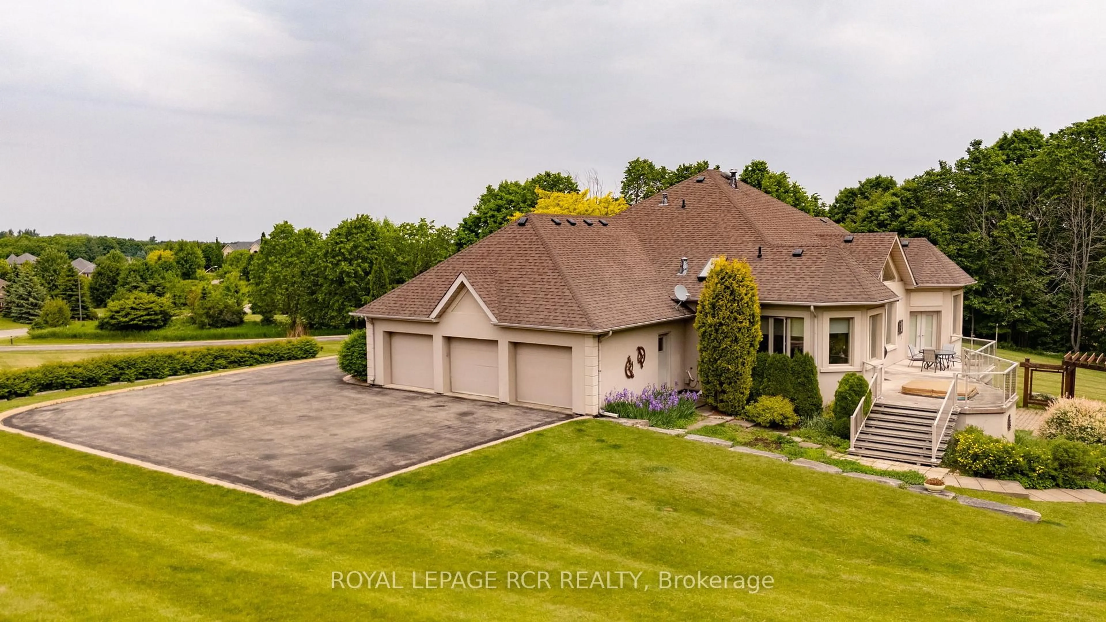 A pic from outside/outdoor area/front of a property/back of a property/a pic from drone, water/lake/river/ocean view for 5 Woodlot Crt, Caledon Ontario L7E 0C2