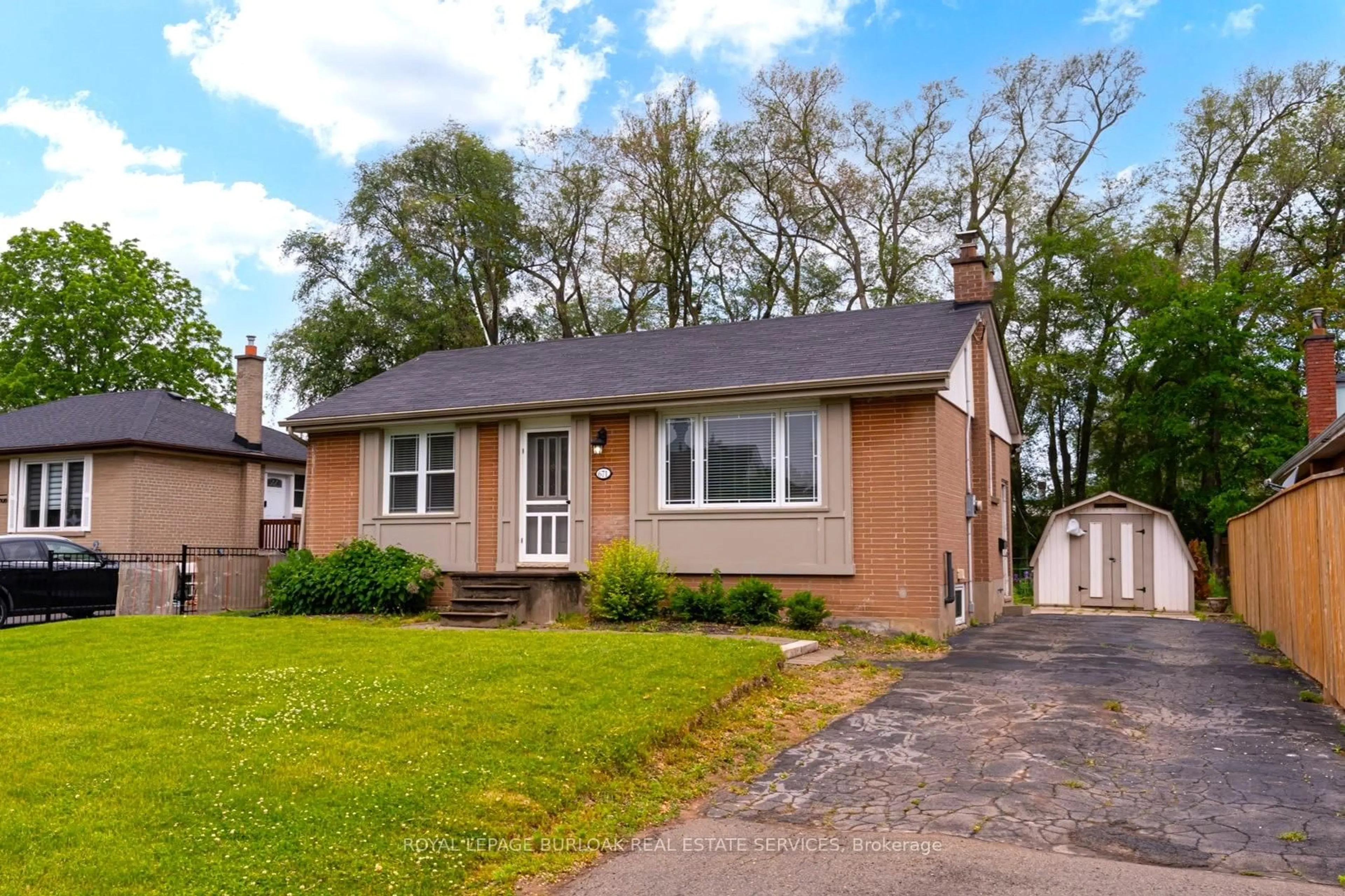 Home with vinyl exterior material, street for 671 Wickens Ave, Burlington Ontario L7T 3T1
