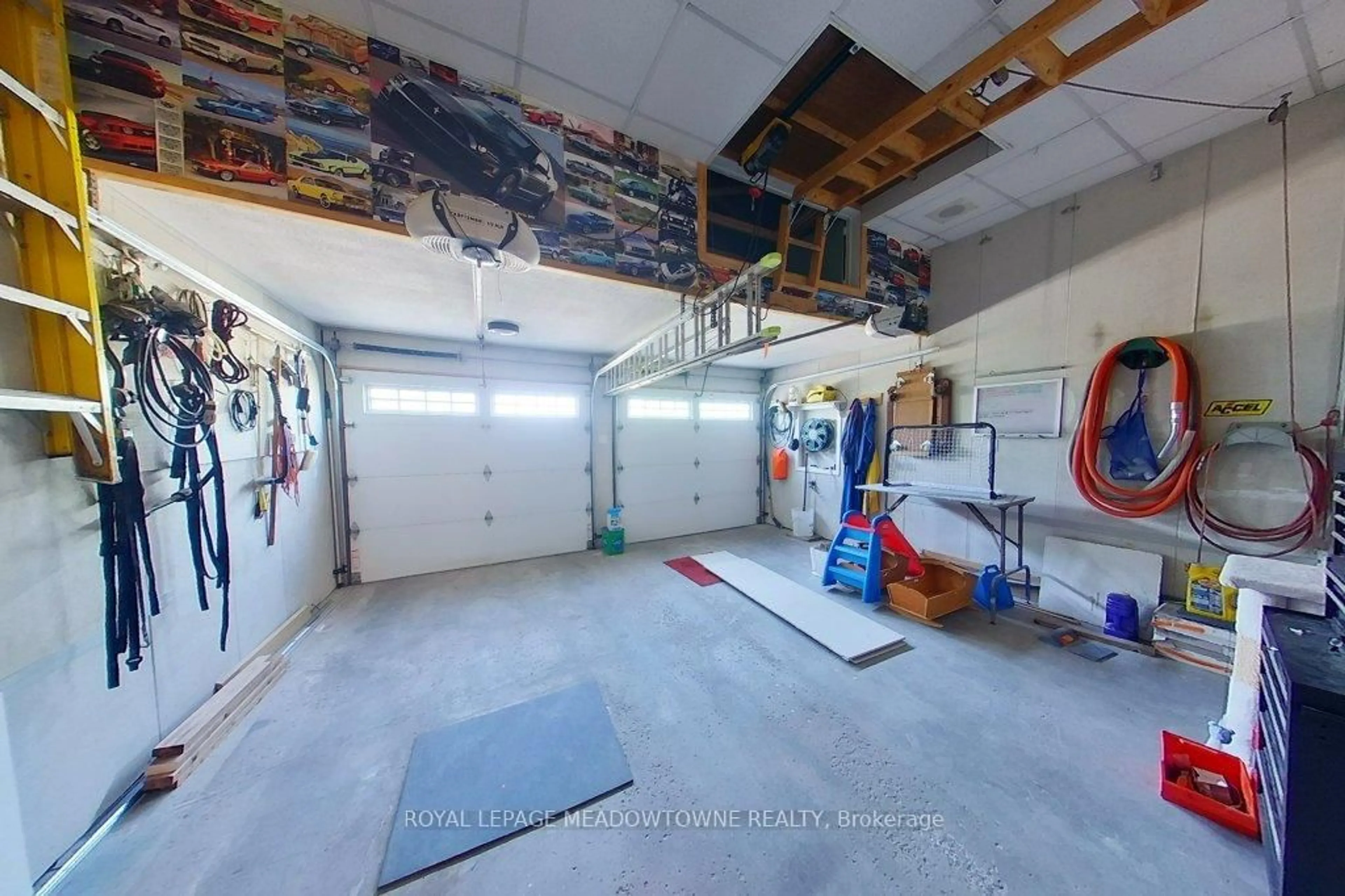 Indoor garage for 43 Samuel Cres, Halton Hills Ontario L7G 5H3