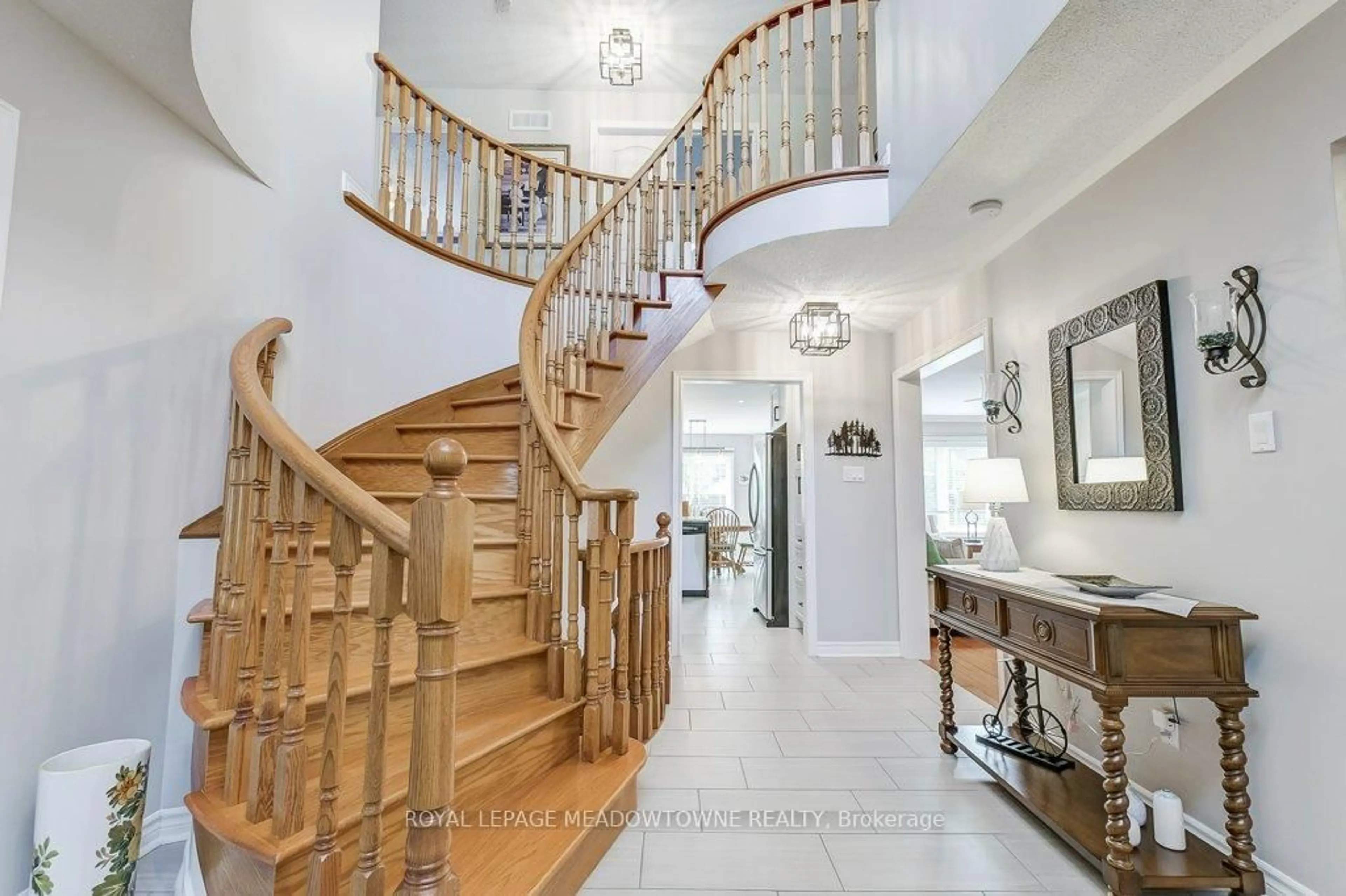 Indoor foyer for 43 Samuel Cres, Halton Hills Ontario L7G 5H3