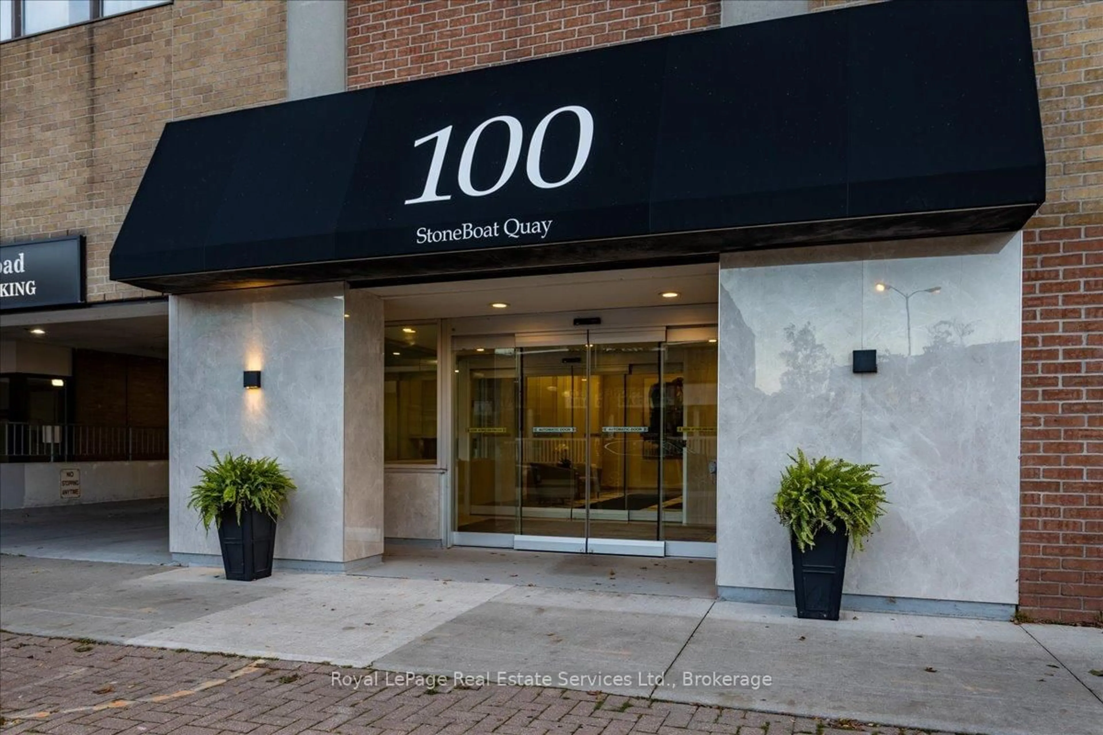 Indoor foyer for 100 Bronte Rd #313, Oakville Ontario L6L 6L5