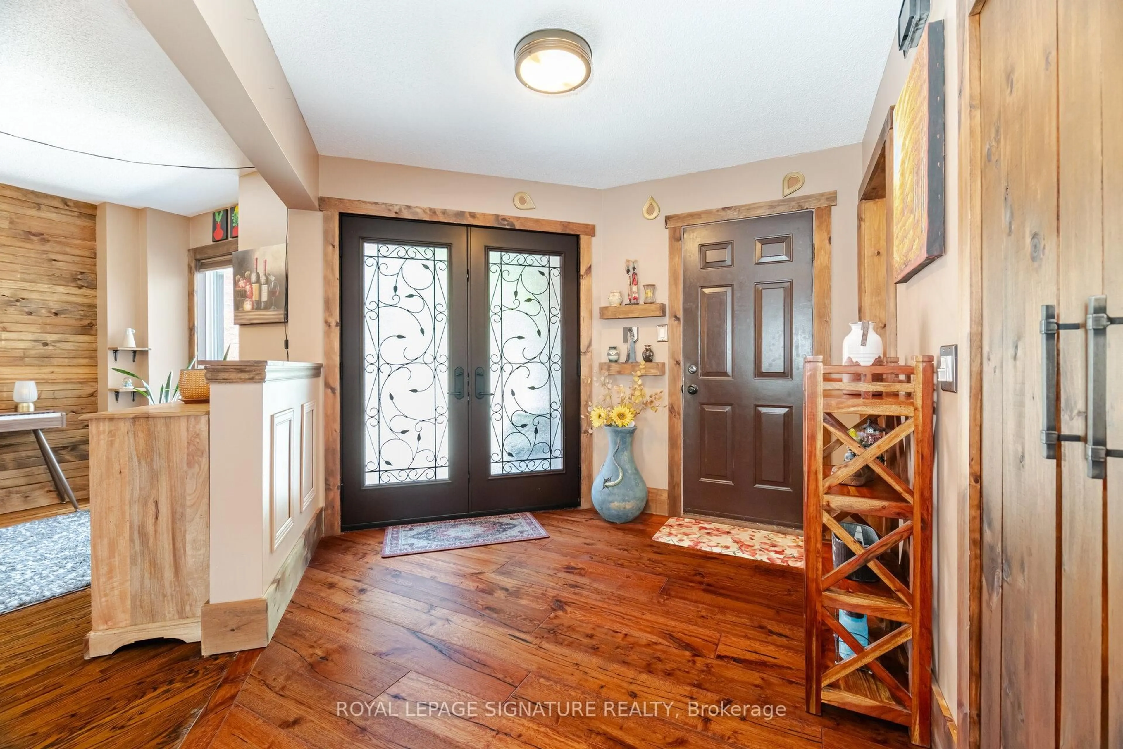 Indoor entryway for 5448 Razorbill Crt, Mississauga Ontario L5V 2C9
