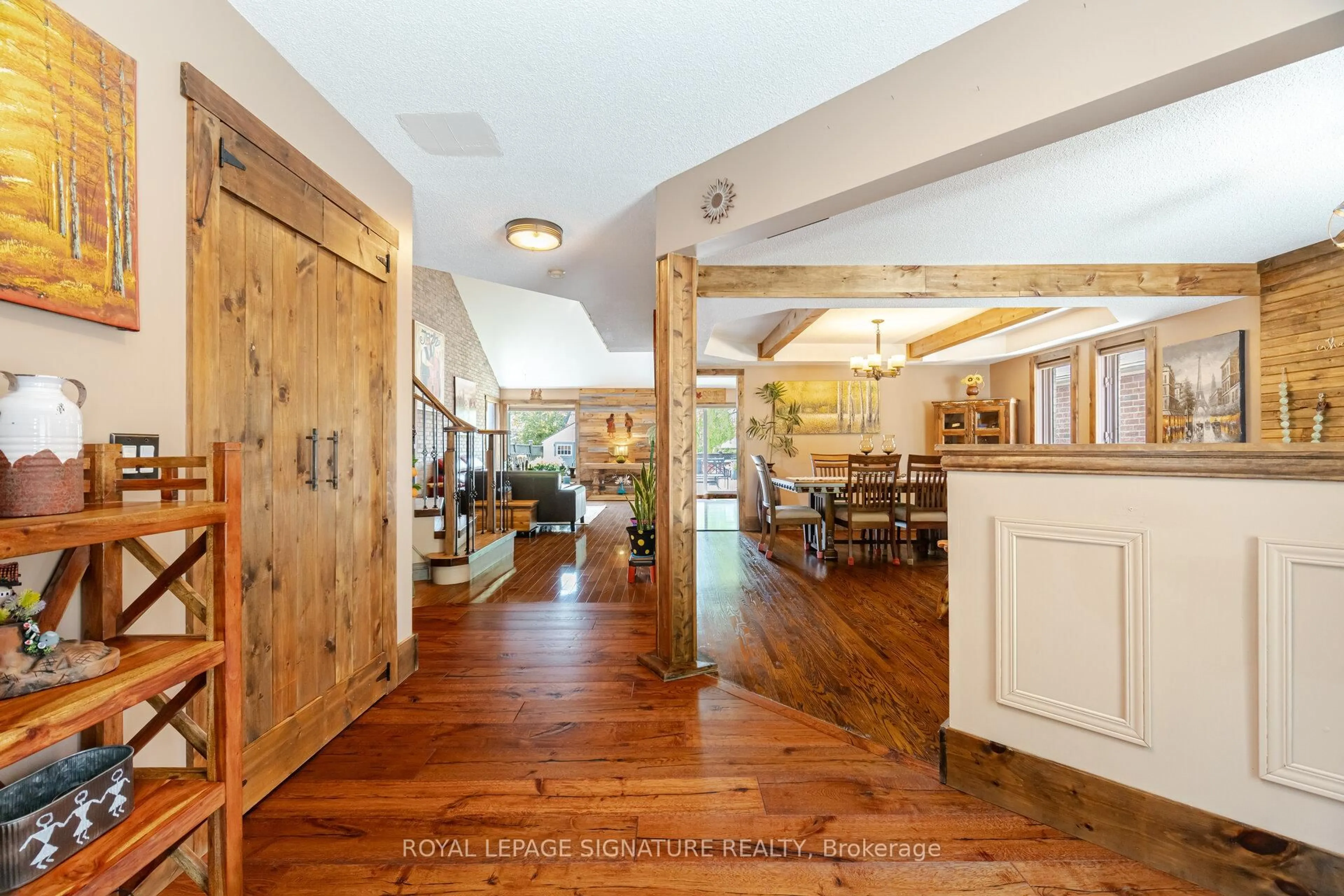 Indoor foyer for 5448 Razorbill Crt, Mississauga Ontario L5V 2C9