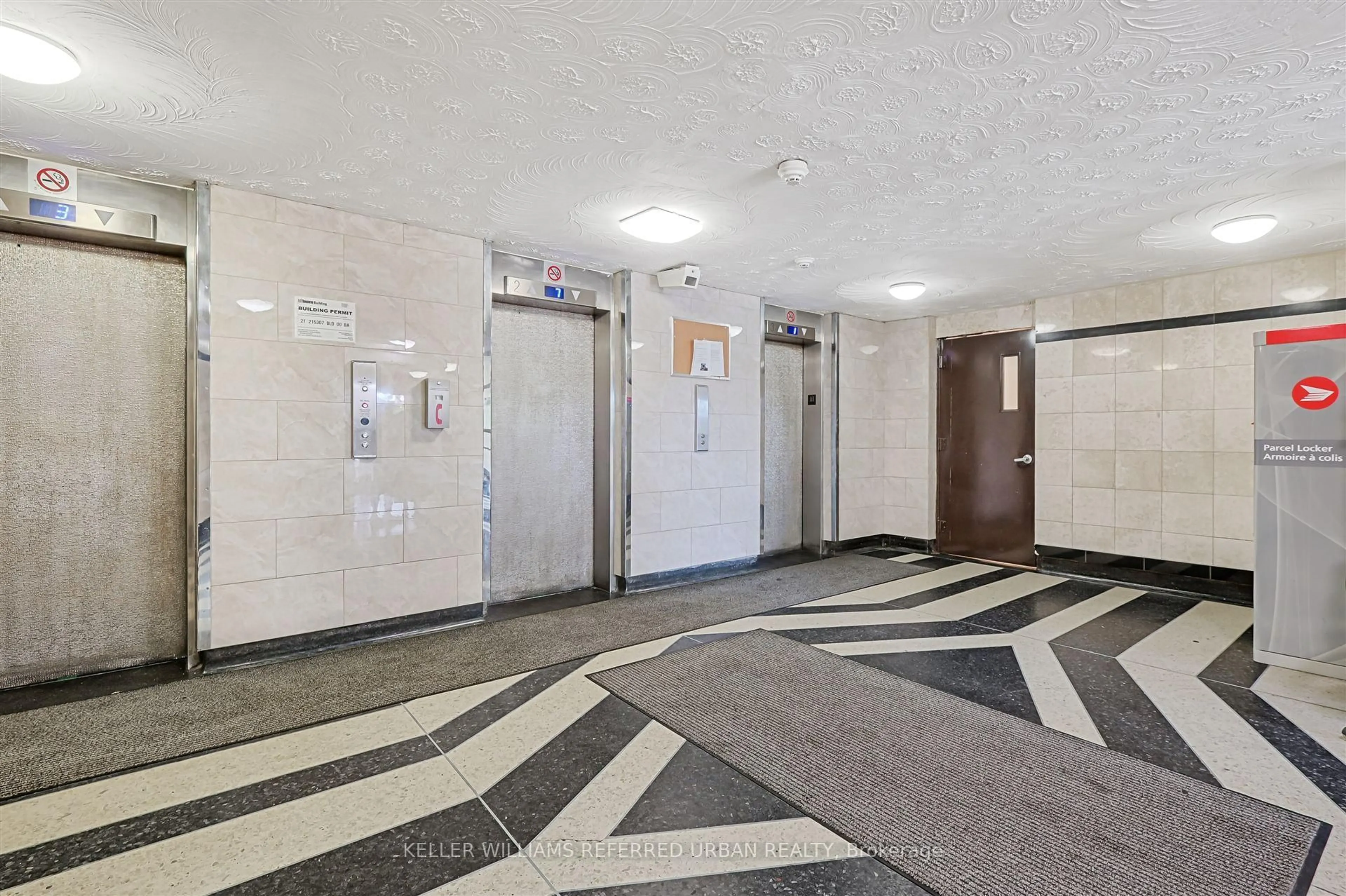 Indoor foyer for 940 Caledonia Rd #611, Toronto Ontario M6B 2G8