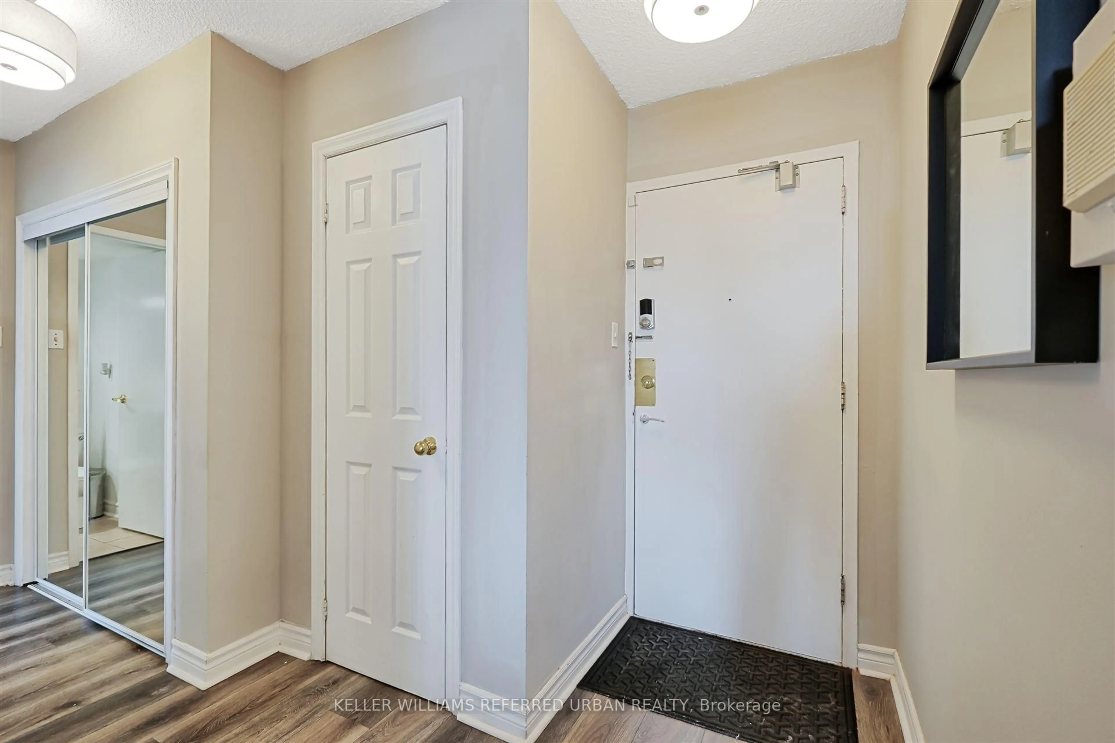Indoor entryway for 940 Caledonia Rd #611, Toronto Ontario M6B 2G8